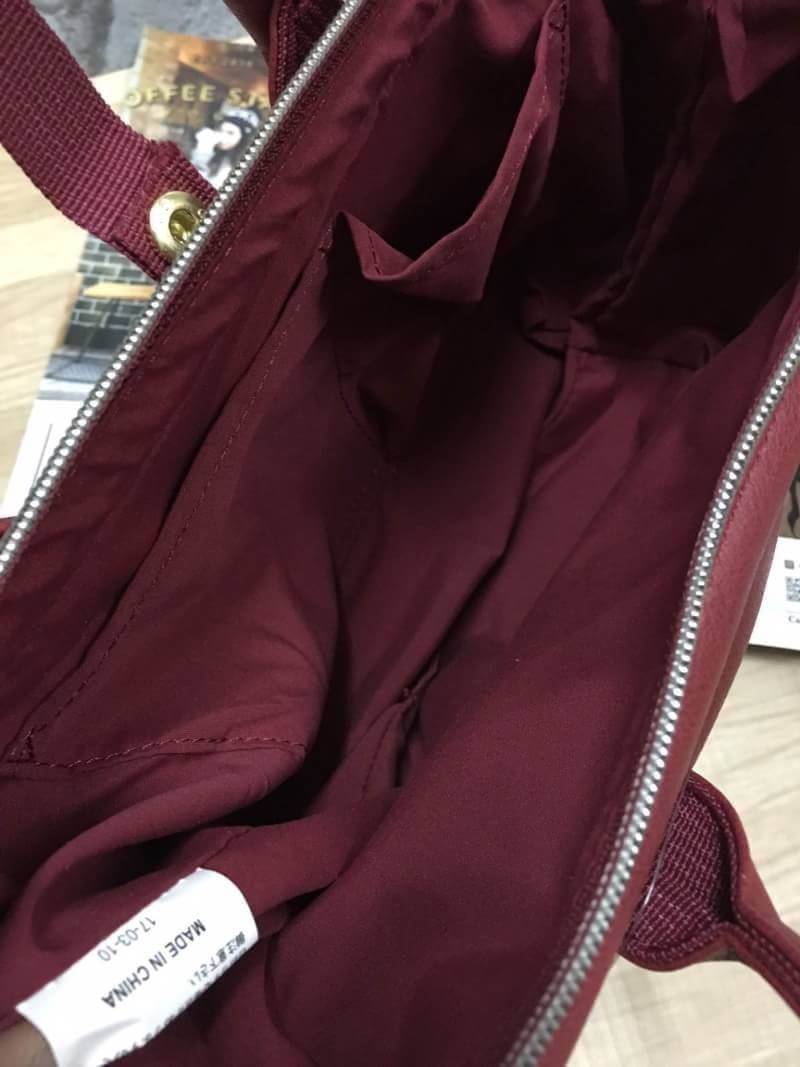 Anello polyester 2 way mini boston bag จากแบรนด์ดังในประเทศญี่ปุ่น กระเป๋าสไตล์คลาสสิค มีโครงปากกระเป๋ากว้างเป็นสัญลักษณ์ วัสดุหนัง pu กันน้ำได้ ภายในมีช่องใหญ่และช่องเล็กด้านข้าง2ช่อง เปิดปิดด้วยซิปคู่ มีตัวล็อคที่หูจับ ด้านหน้ามีช่องซิปเล็กใช้งานได้จริง