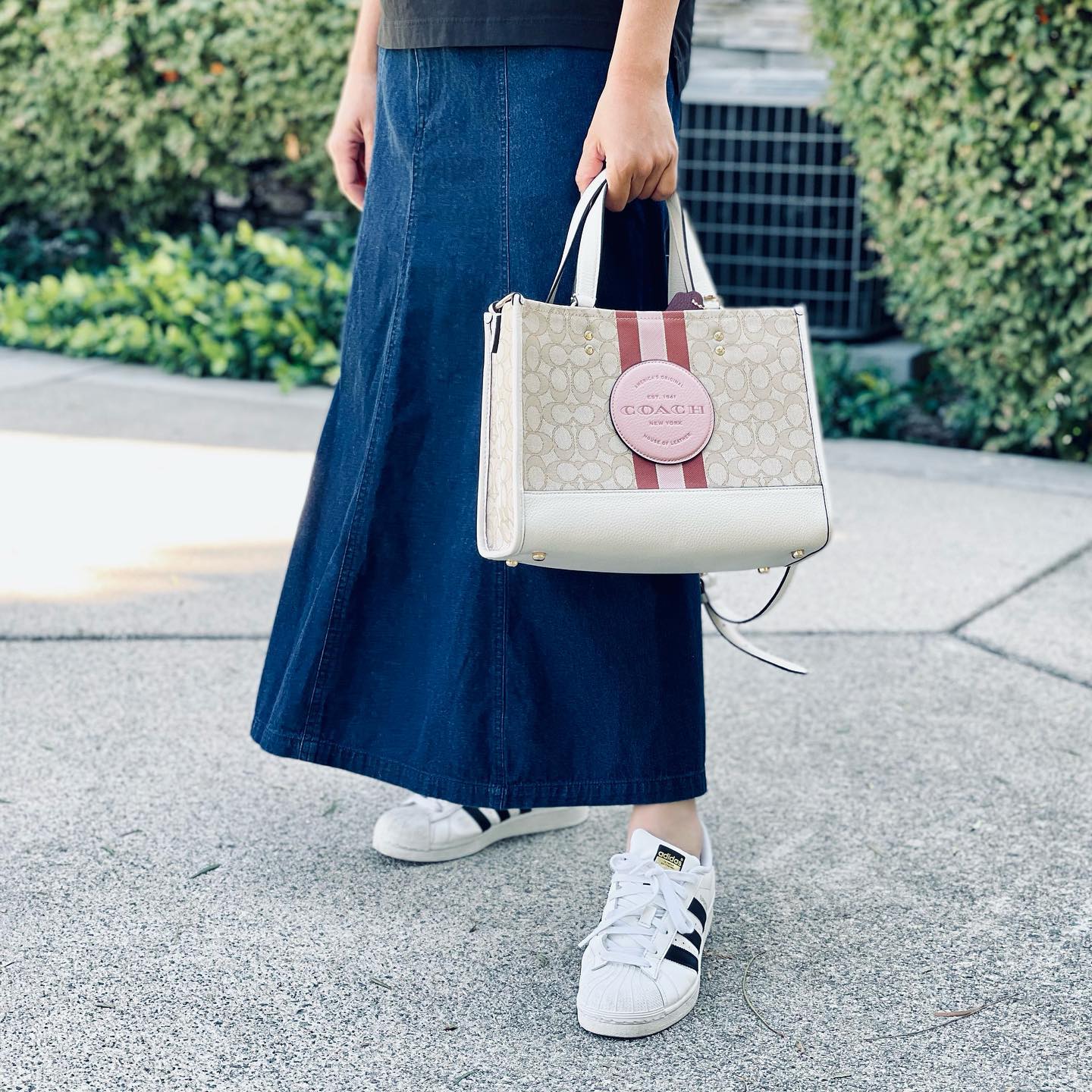 พร้อมส่ง 4ลาย 🌈ไม่มีในช๊อปไทยจร้าา😘 COACH DEMPSEY CARRYALL IN SIGNATURE JACQUARD WITH STRIPE AND COACH PATCH (C2826,C1527,C4113) พร้อมส่งความสวย! คุณภาพจัดเต็มค่ะ กระเป๋าทรงTote วัสดุ Jackquard+หนังแท้ ได้ลงตัวสวยงาม ด้านหน้ามีโลโก้แบรนด์ว