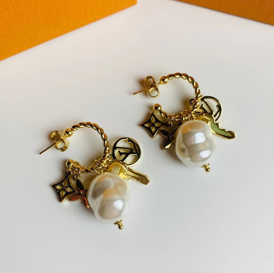 LV earring / Louis Vuitton earring ต่างหูหลุยส์ เกรดออริจินอล งานเคลือบโลหะทอง ไม่ลอกไม่ดำ เงาสวยคล้ายของจริงมากที่สุด สวยหรูหรา ผู้ดี ไฮโซสุดๆ งานเล่นไฟสวยมากค่ะ คอนเฟิม !!!!! เกรดสั่งทำแบบละเอียดที่สุด เก็บรายละเอียดครบ ปั้มโลโก้ สวยมากค่ะ