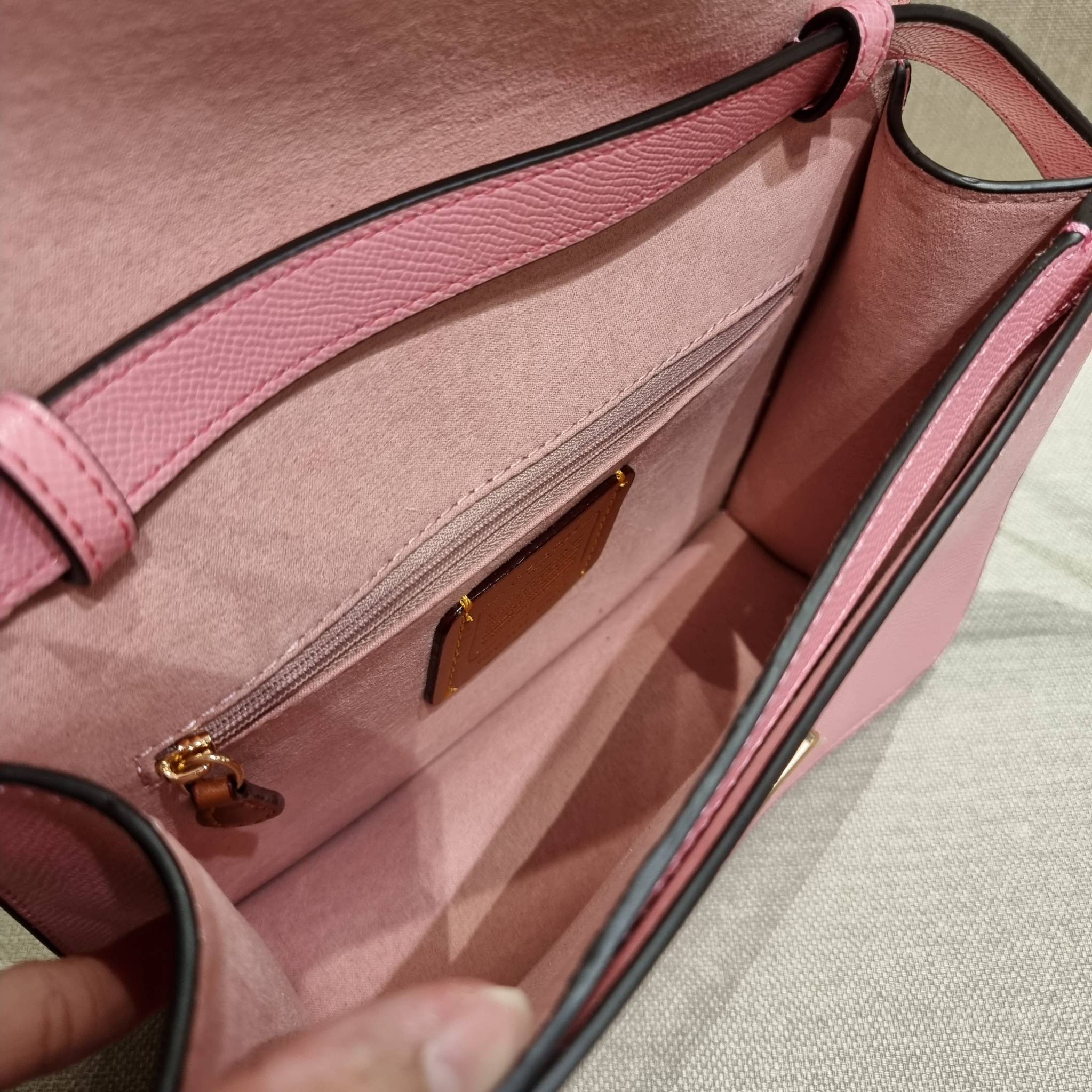 COACH C5632 BRYNN FLAP CROSSBODY แซ่บที่สุด ใหม่ที่สุด!! คอลเลคชั่นใหม่!! มองยังไงก็หลงรักละสายตาไม่ไหว กระเป๋าสะพายข้างลุคไฮน์ ที่ดีไซน์ออกมาได้ปัง และดูแพงมากๆ ด้วยดีเทลคลาสสิค รูปทรงใช้งานง่าย เรียบๆแต่มีดีเทล วัสดุหนัง crossgrain สวยคม!!! เปิด-ปิดด้วย