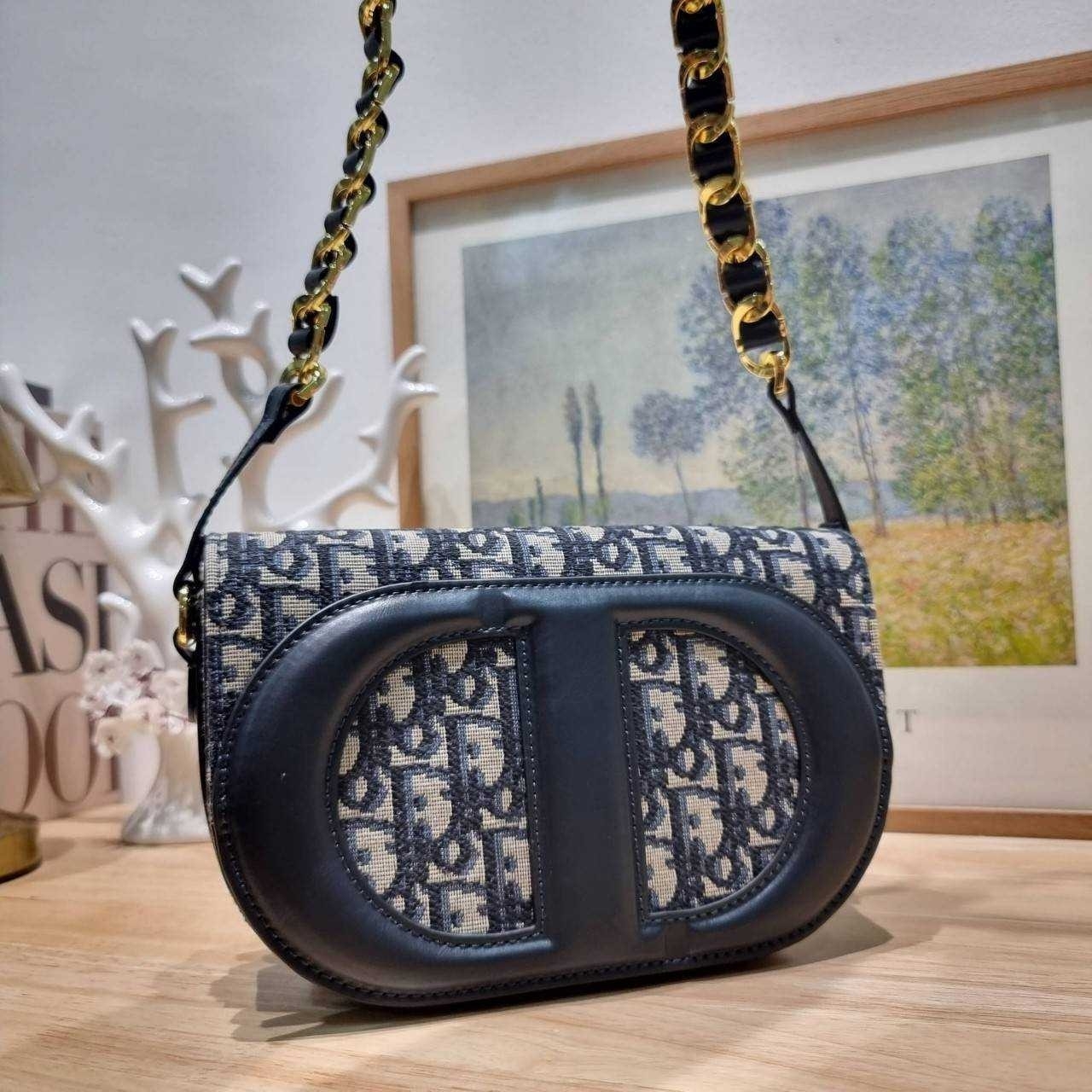 CD SIGNATURE BAG WITH STRAP กระเป๋าสะพายซิกเนเจอร์ ไอเท็มมาแรง ที่สวยแซ่บไม่มีไม่ได้เลย เกรดออริ 1:1