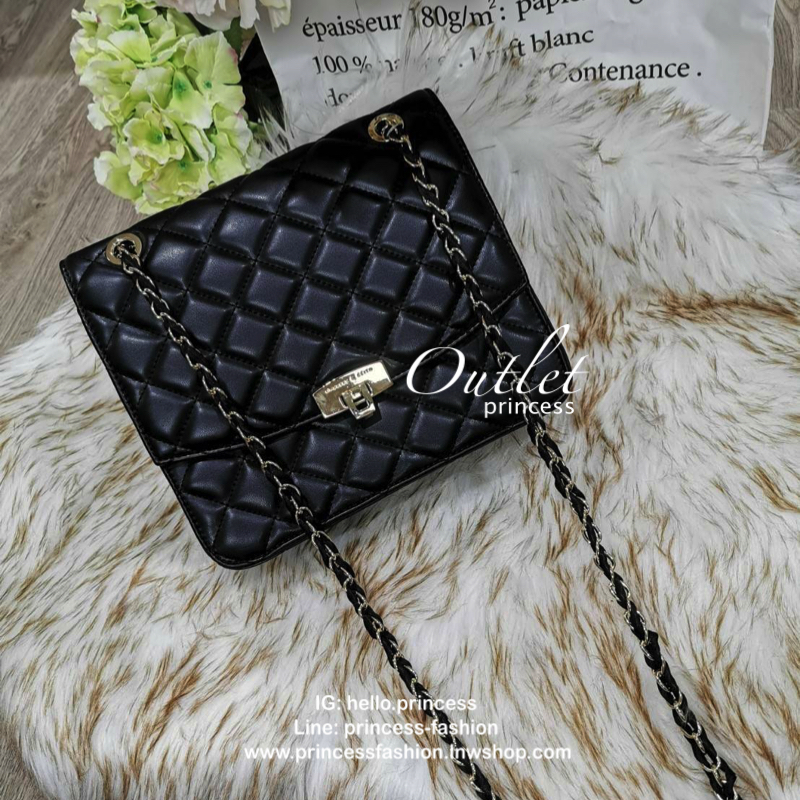 CHARLES & KIETH DETAIL CROSSBODY BAG กระเป๋าสะพายทรงเหลี่ยมดีไซน์สวยหรูคลาสสิควัสดุหนังนิ่มลายตารางอยู่ทรงสไตล์ Chanel เปิดปิดด้วยตัวล๊อคแบบพับอะไหล่ทองปั้มโลโก้ด้านหน้าสวยดูดี พร้อมสายสะพายโซ่ร้อยหนังสามารถสะพายไหล่หรือ Crossbody ก็ดูดี ภายในมีโลโก้และหน