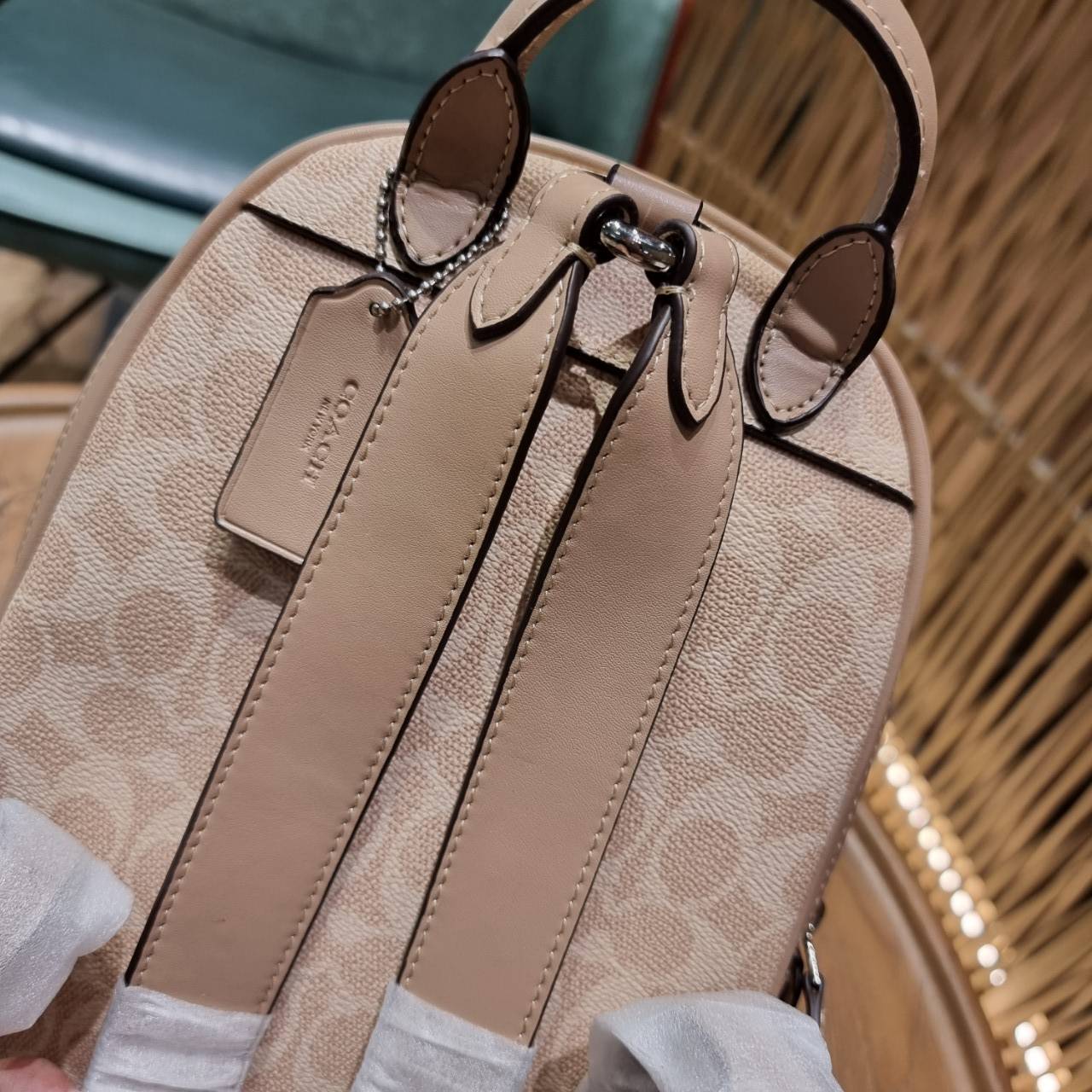 COACH 3892 DISNEY MICKEY MOUSE x COACH SIGNATURE SMALL BACKPACK เป้รุ่นลิมิเต็ดสุดหายาก!! คิ้วท์ๆ น่ารักน่าใช้มากๆ ด้วยดีไซน์ที่โดดเด่น 🎒💓 วัสดุหนังแคนวาสคุณภาพดี มีช่องซิปแยกให้หลายช่อง สายสะพายปรับได้ตามถนัด รุ่นนี้ขับผิวดีมากๆ ถ่ายรูปได