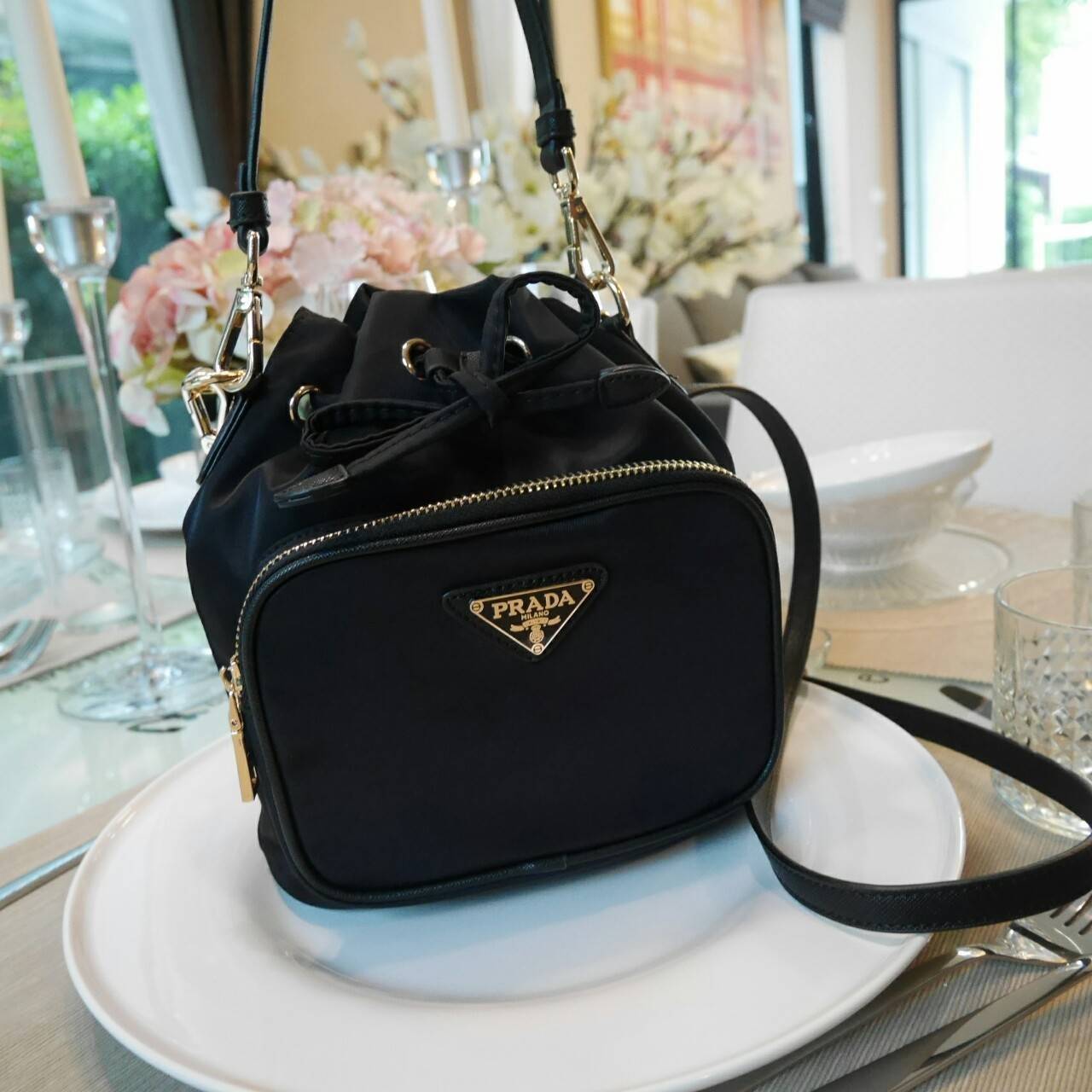 Mini งานมินิน่ารัก🌸🌼 เข้าแล้วคะ งานพรีเมี่ยมกิ้ฟ จากเคาเตอร์ต่างประเทศคะ มาฝาก จากแบรนด์ PRADA *premiumgift ค่า เป็นกระเป๋าผ้า nylon silk *ไซส์มินิ เนื้อหนาซับในอย่างดี จุดเด่นคือ กระเป๋าสามารถ ปรับ ได้ 2 ทรงคือ ผูกเชือกกระเป๋า หรือ ดึงเชื