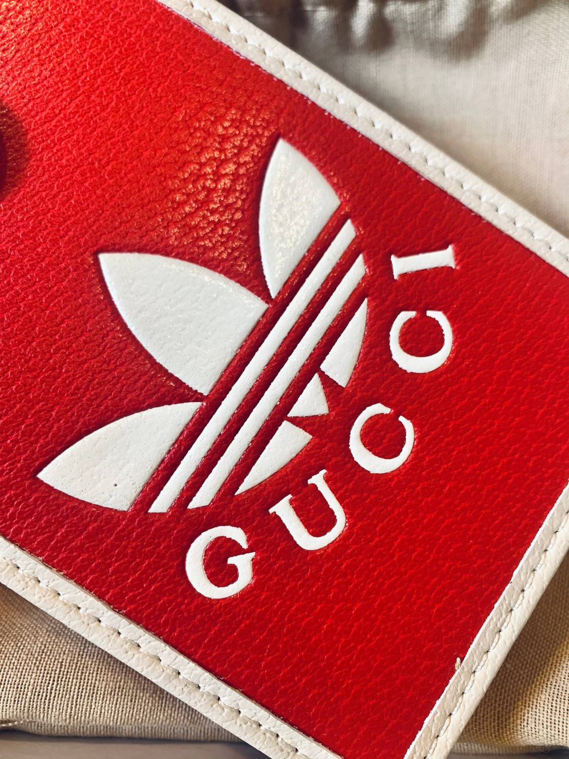 VIP 🥂 LIMITED EDITION Gucci x adidas Phone Case ไม่มีได้ยังไง สวยขนาดนี้ ที่หนุ่มๆสาวๆต้องมีติดตัวค่ะ 💙กระเป๋าใส่มือถือ หนังแท้ 🔺สีน้ำตาลอมเหลือง สัสดุJacquard ทอลายGG ค่ะ ด้านหน้าทั้ง3สี มีโลโก้แบรนด์แบบนูนอันเป็นสัญลักษณ์ของคอลเล