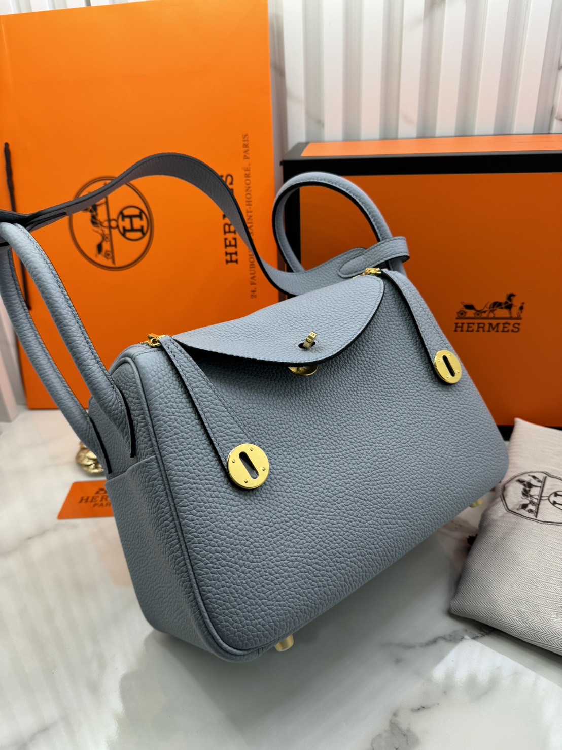 พร้อมส่ง 15 สี HERMES Lindy 26 bag กระเป๋าทรงโท้ทหนังสวยอย่างดี เอกลักษณ์ของความเรียบหรูไฮคลาสอย่างสมบูรณ์แบบ เกรดออริ สลับแท้ งานสวยตามรูป ใช้งานต่างประเทศได้