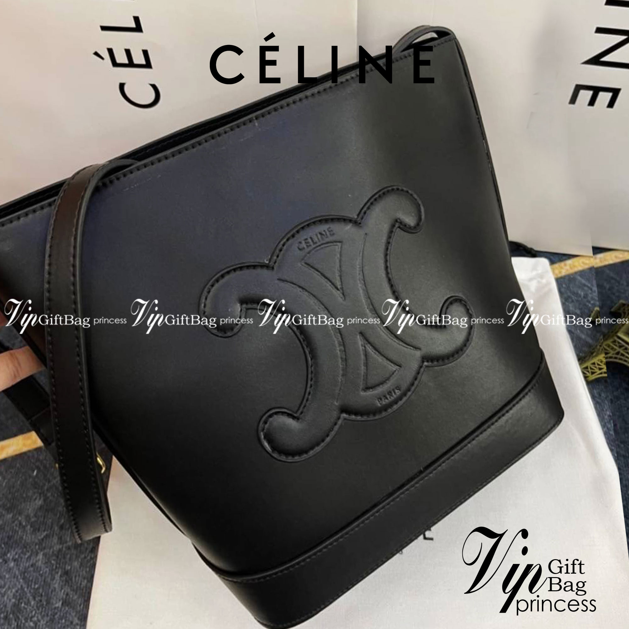 หนังแท้ CELINE SMALL BUCKET CUIR TRIOMPHE IN SMOOTH CALFSKIN / CELINE BUCKET BAG CUIR TRIOMPHE พร้อมส่งที่ไทย คอลเลคชั่นใหม่ ฮิตข้ามปี กับกระเป๋าสะพายทรงถัง ใช้งานง่ายที่สุด สายสะพายในตัว ปรับใช้ได้เลย วัสดุหนังวัว เรียบหรู ผู้ดีไปอีก โดดเด่นด้วยโลโก้เอกล