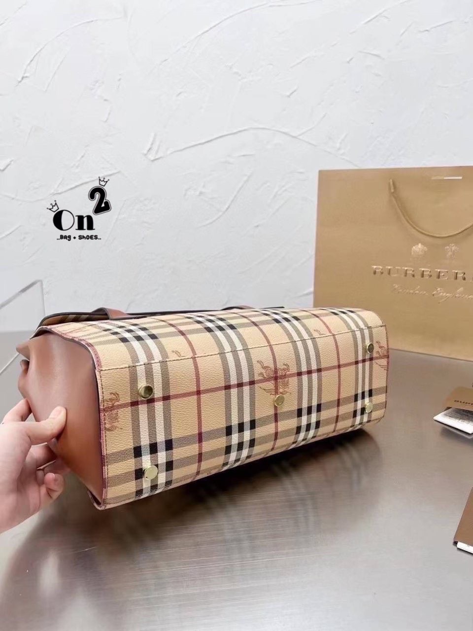 BURBERRY london kelly bag vintage with strap Gift Bag / BURBERRY Messenger Bag กระเป๋าสะพายขนาดที่พอเหมาะกับการใช้ในชีวิตประจำวัน รูปทรงคลาสสิกที่ไม่ทิ้งในเรื่องของคุณสมบัติการใช้งานลวดลาย Vintage Check ที่ถือว่าเป็นสัญลักษณ์อันเก่าแก่ของแบรนด์ เสริมทุกสไ