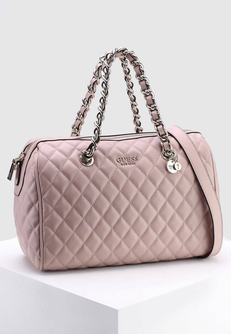 GUESS WOMEN’S BOWLING BAG กระเป๋าสะพายทรง Bowling รุ่นใหม่ล่าสุดจาก GUESS FACTORY หนังนิ่มลายตารางสวยอยู่ทรงใบใหญ่กำลังดี ด้านหน้าประดับโลโก้หูหิ้วโซ่ร้อยหนังสะพายไหล่ได้เเข็งแรงรับน้ำหนักได้เยอะ เปิดปิดด้วยซิปสะดวกใช้ มีหมุดรองฐานกันรอย ภายในมีช่องซิปและ