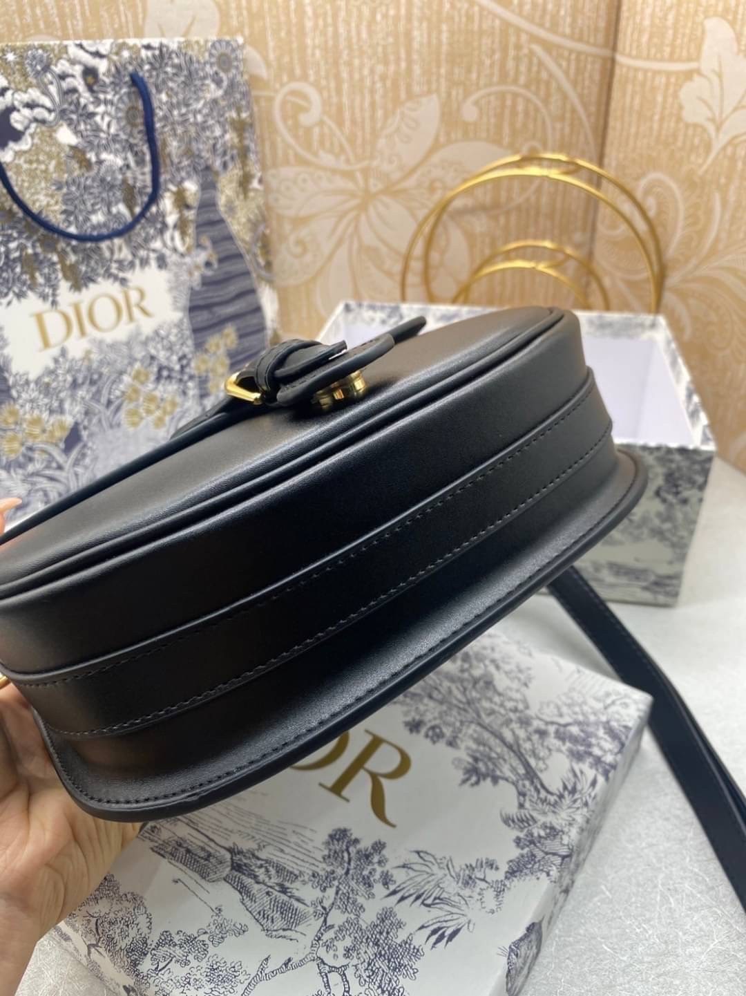 Dior Bobby Medium Bag กระเป๋าสะพายทรงโฮโบรุ่นยอดนิยม คลาสสิคสุดหรู ด้วยสัดส่วนที่กลมกลืนลงตัวอย่างสวยงาม เกรดท็อปออริ ใช้งานต่างประเทศได้