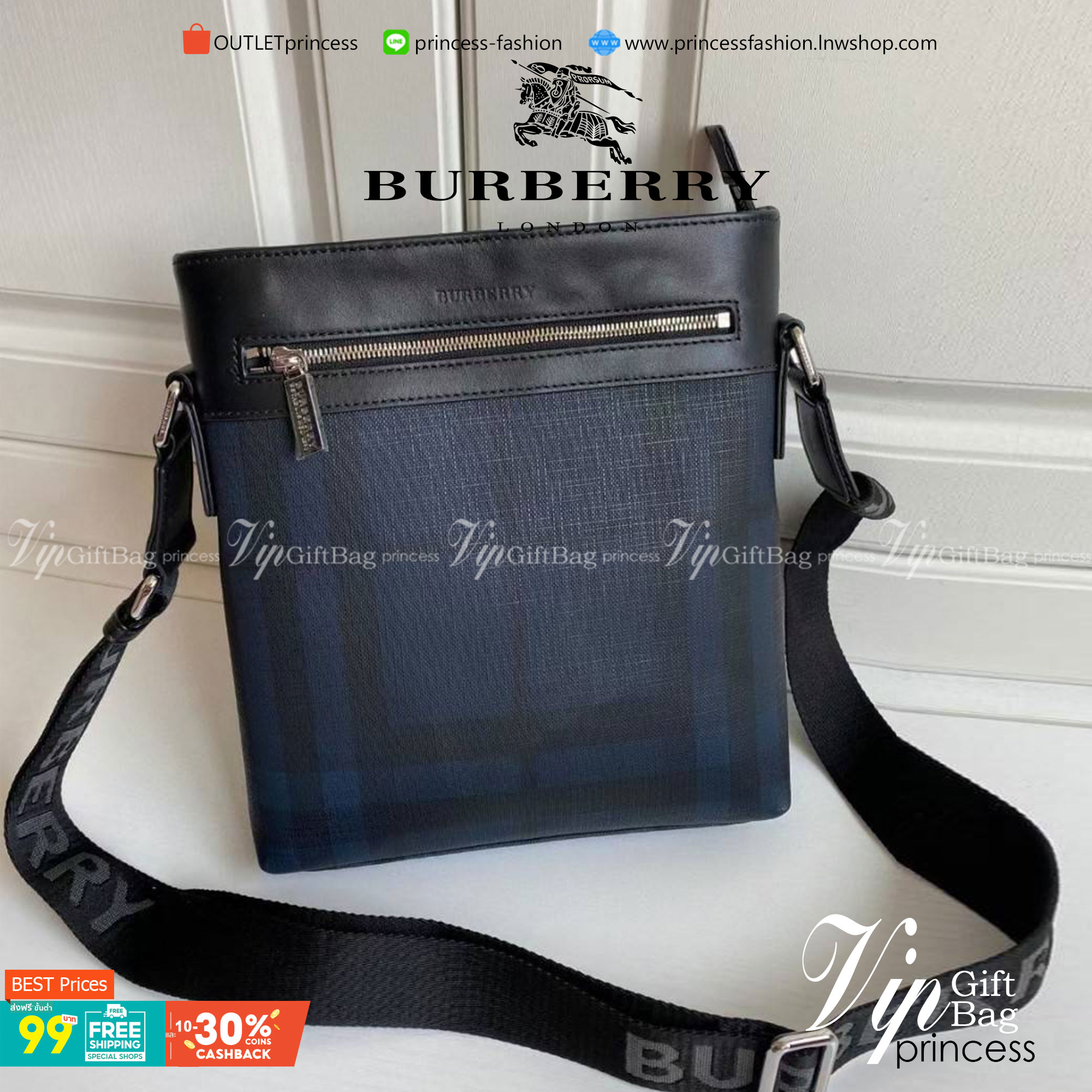 พร้อมเป็นของขวัญ มอบให้คุณผู้ชายแล้วค่ะ สำหรับ BB CROSSBODY VINTAGE BAG VIP GIFT WITH PURCHASE (GWP) พรีเมี่ยมกิ๊ฟ Limited Edition จากBURBERRY วัสดุหนังโทนสีสุภาพ คลาสสิก ตกแต่งด้วยซิปสะดวกใช้ด้านหน้า ช่องหลักเปิดปิดด้วยซิปยาวด้านบน พร้อมช่องซิปอีกหนึ่งช่