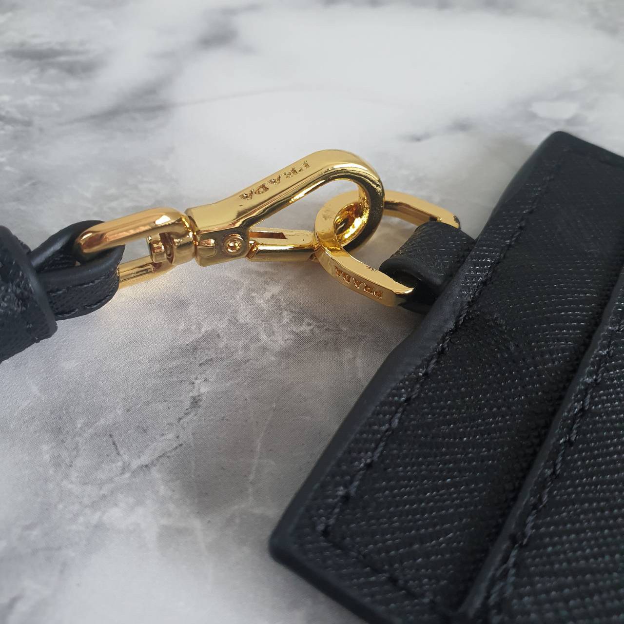 สิ้นสุดการรอคอย!! พร้อมส่งที่ไทยแล้วค่ะ สายคล้องบัตรสุดคลาสสิค จากงานพรีเมี่ยมกิ้ฟท์แบรนด์ดังอย่าง PRADA วัสดุหนังพรีเมี่ยม SAFFIANO อะไหล่ทอง ปั้มแบรนด์ ด้านหน้ามีช่องใส่บัตร1ใบ ประกับโลโก้PRADA และด้านหลังใส่บัตรได้อีกหนึ่งใบ(แบบใส) สำหรับโชว์บัตร ไอเท็