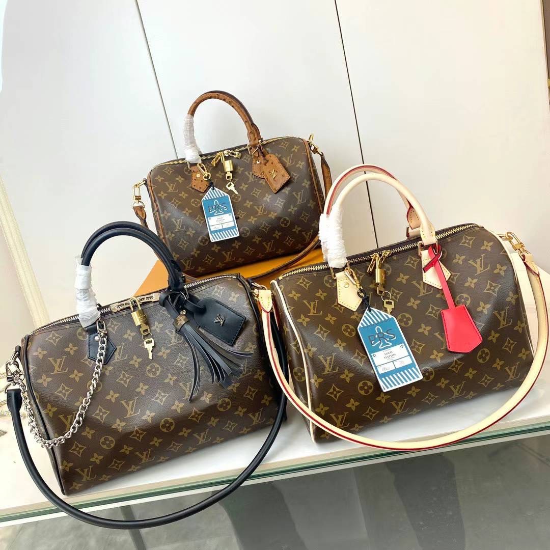 LV speedy soft 30 crafty bag กระเป๋าทรงหมอน รุ่นท็อปฮิต กับดีไซน์ใหม่ต้อนรับฤดูกาลท่องเที่ยว โดดเด่นด้วยการตกแต่งลายพิมพ์ซิกเนเจอร์ และป้ายแท็กหนังสุดเก๋