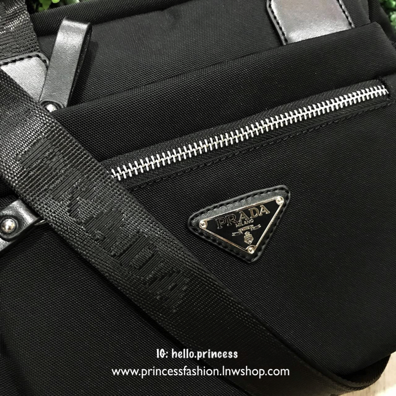 PRADA NYLON BOWLING BAG GIFT WITH PURCHASE GWP Limited edition พรีเมี่ยมกิ้ฟจากเคาน์เตอร์แบรนด์ต่างประเทศวัสดุ Nylon เนื้อหนาคุณภาพดีตามแบบฉบับแบรนด์ ด้านหน้ามี2ช่องซิปและโลโก้แบรนด์ ด้านข้างมีช่องใส่ของ ด้านหลังมี1ช่องซิป หูจับสะพายไหล่ได้ พร้อมสายสะพายย
