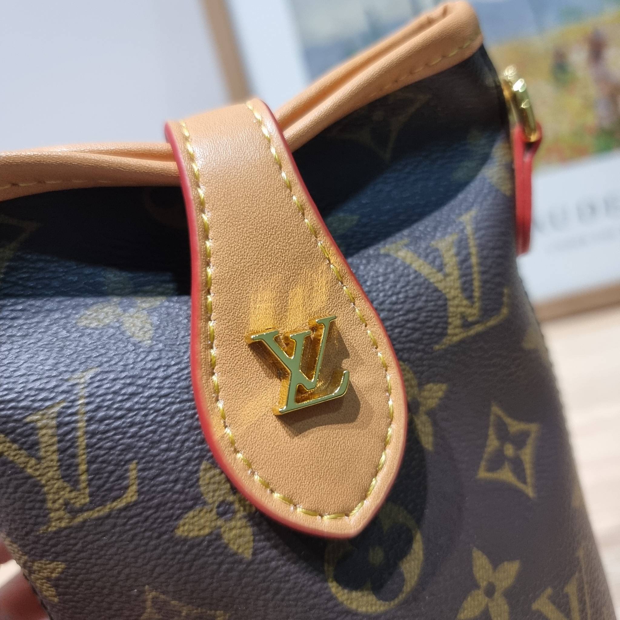 LV FOLD POUCH กระเป๋าสะพายไซส์มินิ น่ารักน่าใช้ มีความกะทัดรัด ไม่เกะกะ แต่สามารถใส่ของจำเป็นได้ ใส่โทรศัพท์ กระเป๋าสตางค์ใบเล็กได้ รูปทรงสวย วัสดุหนังแคนวาส ปากกระเป๋ามีกระดุมแม่เหล็กคาด ใช้งานได้สะดวกยิ่งขึ้น ภายในเป็นช่องโล่ง มาพร้อมสายครอสถอดออกได้ ปร