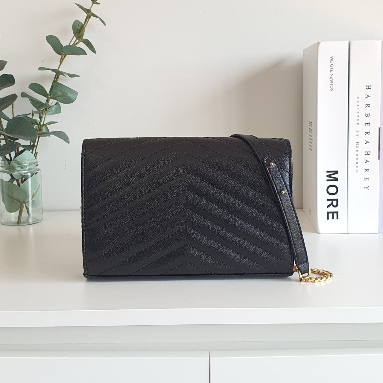 YVES SAINT LAURENT YSL BAG VIP GIFT WITH PURCHASE (GWP) พรีเมี่ยมกิ้ฟ Limited Edition จาก YSL DUTY FREE COUNTER วัสดุหนังแท้ลายคาเวียร์ ทรงหน้าจดหมายลายทาง สวยหรูมาก อะไหล่ทอง เปิดปิดด้วยกระดุมแม่เหล็ก ภายในโล่งมี2ช่องใหญ่ ช่องซิปใหญ่ มีที่ใส่บัตร12ใบ มาพ