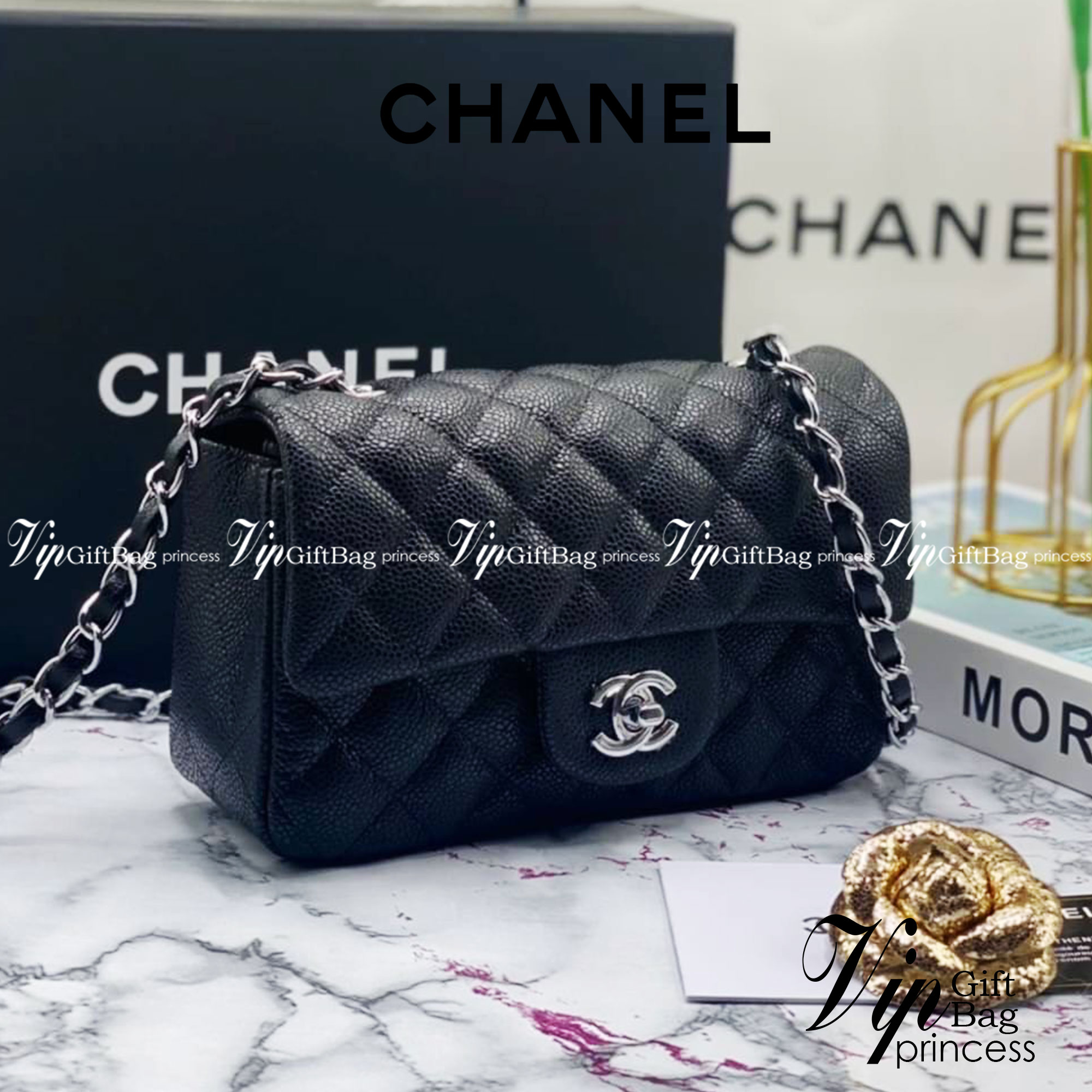 หนังแท้ CHANEL classic 8" black caviar รุ่นยอดนิยมไอเท็มฮิตวัสดุหนังคาเวียร์สวยคลาสสิค ด้านหน้ามีโลโก้แบรนด์อะไหล่ทอง/เงินสวยหรู ภายในสีแดงเบอกันดี้ เป็นใบยอดนิยมของสาวๆ เลยค่าา พร้อมส่งที่ไทยไม่ต้องรอพรีฯ สาวก Chanel Must Have! นะคะ