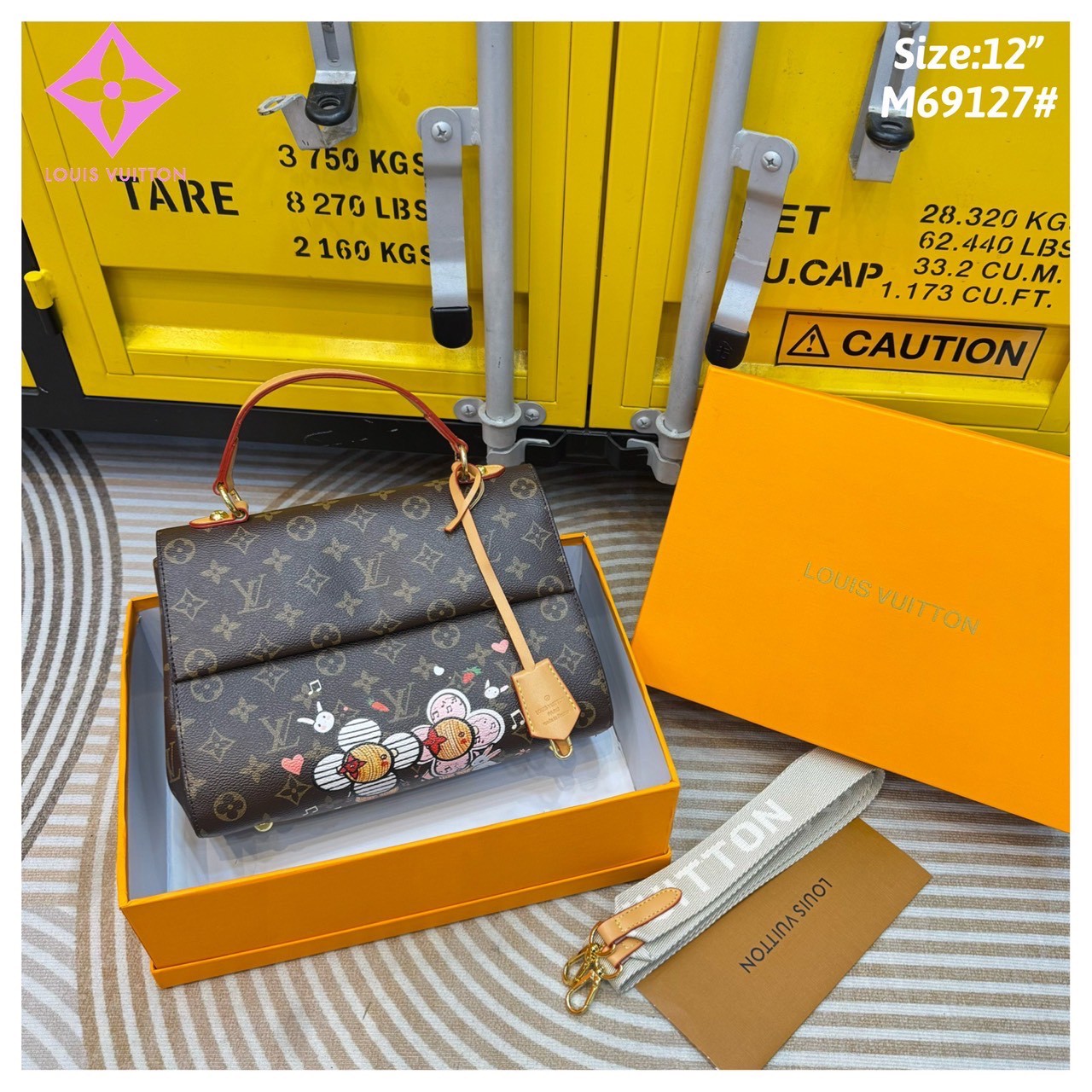 LV Cluny Bag Monogram Canvas กระเป๋าสะพายลายโมโนแกรม มาพร้อมดีไซน์ใหม่พิมพ์ลายสดใสมีชีวิตชีวา แรร์ไอเท็มที่สาวๆต้องมี! เป็นอีกรุ่นที่ขายดีมากเพราะใช้งานง่าย