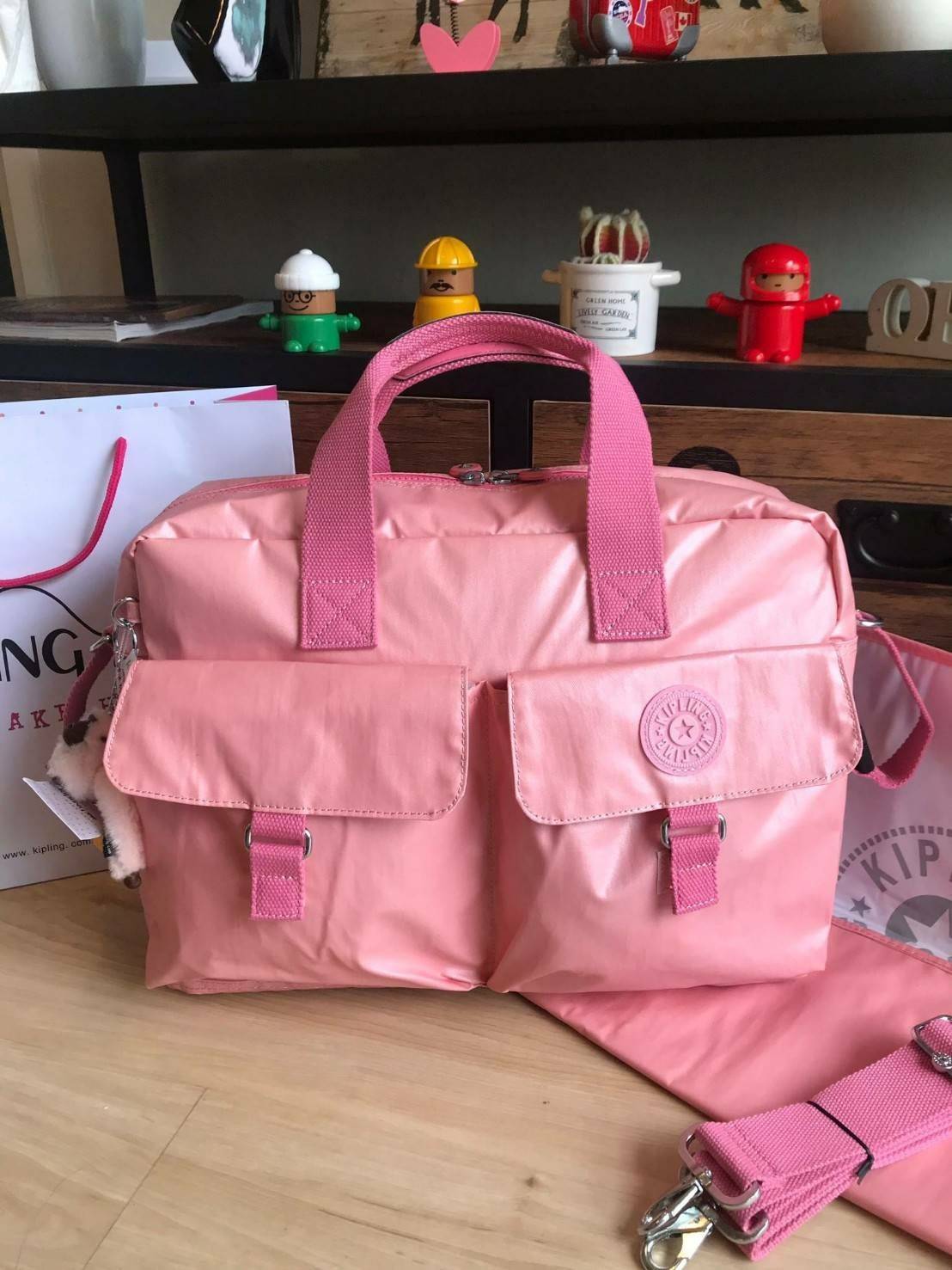 Kipling shoulder bag K08263 NEW BABY BAG L CARDINAL กระเป๋าถือหรือสะพาย วัสดุnulon100%มีช่องใช้งานทั้งด้ายหน้าและด้านหลัง ช่องใหญ่เปิดปิดด้วยซิปคู่ ภายในมีช่องซิปตาข่ายและช่องเล็ก จัดของได้เป็นสัดส่วน มาพร้อมสายสะพายและแผ่นรองเอนกประสงค์ในเซ็ทสุดคุ้มเลยคร