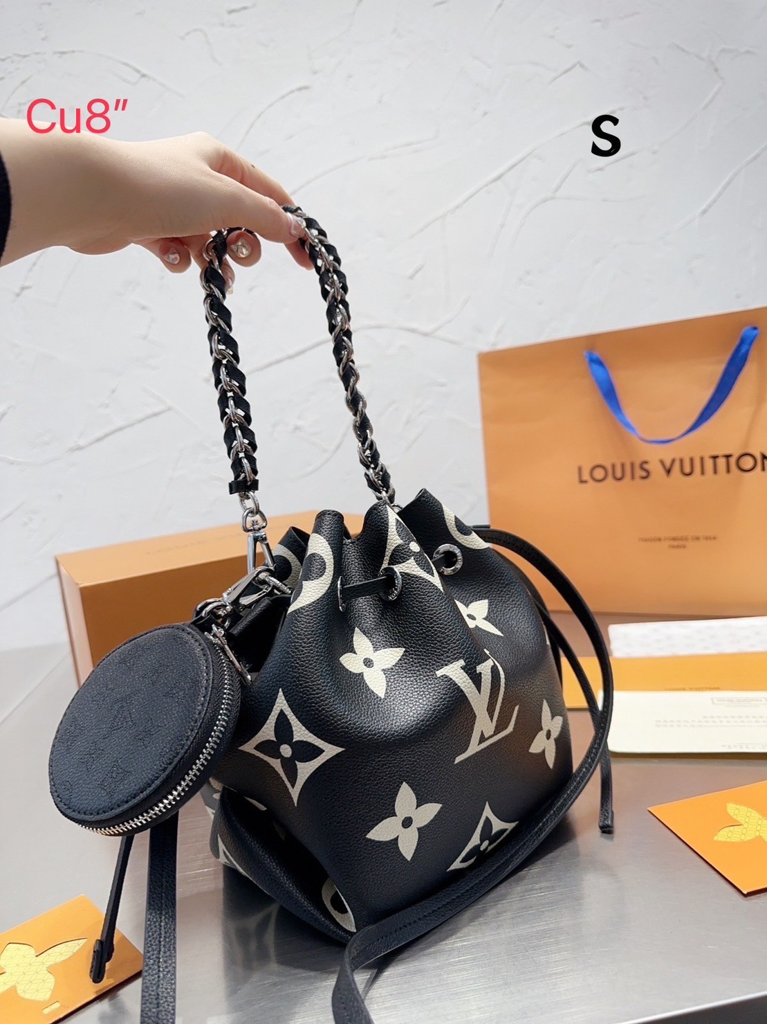 LV Neonoe Monogram Flowers 8" / LV Bucket Bag กระเป๋าสะพายทรงบัคเก็ต โดดเด่นด้วยการตกแต่งสายโซ่สลับหนัง รูดเปิด-ปิดปากกระเป๋าด้วยเส้นหนัง ภายในแบ่งสัดส่วนไว้สวย จุของได้ครบถ้วน แนะนำใช้เป็น everyday bag ได้เลยจ้า