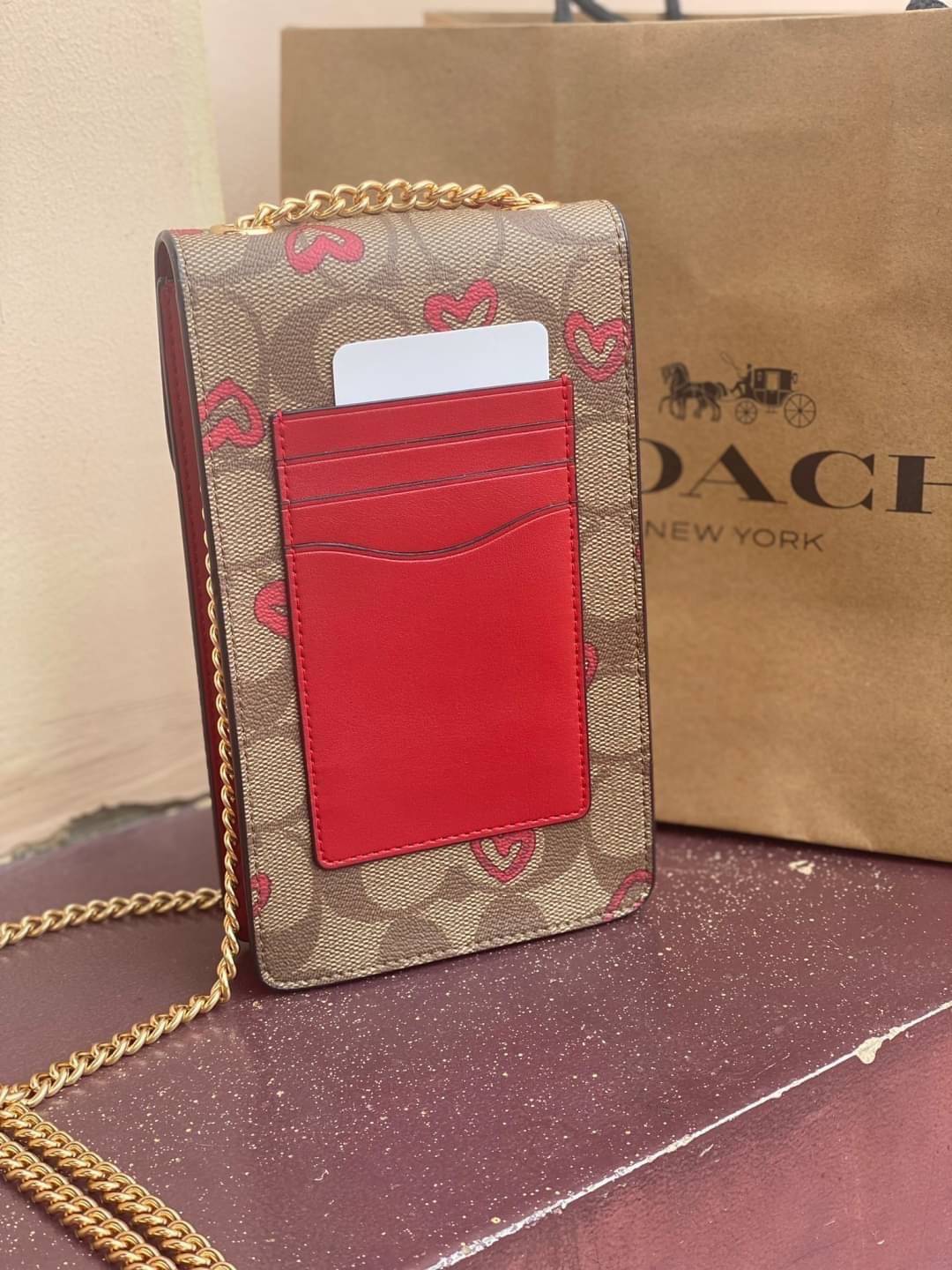 COACH PHONE CASE CROSSBODY BAG ((73486//76988//76357//39955//91046)) COACH NORTH/SOUTH CROSSBODY IN SIGNATURE CANVAS กระเป๋าใส่โทรศัพท์รุ่นนี้ มีความโดดเด่นทั้งดีไซน์และคุณสมบัติในการใช้งาน ด้วยลวดลายที่มีซิกเนเจอร์เป็นเอกลักษณ์แล้ว ด้านหลังยังมีช่องใส่กา