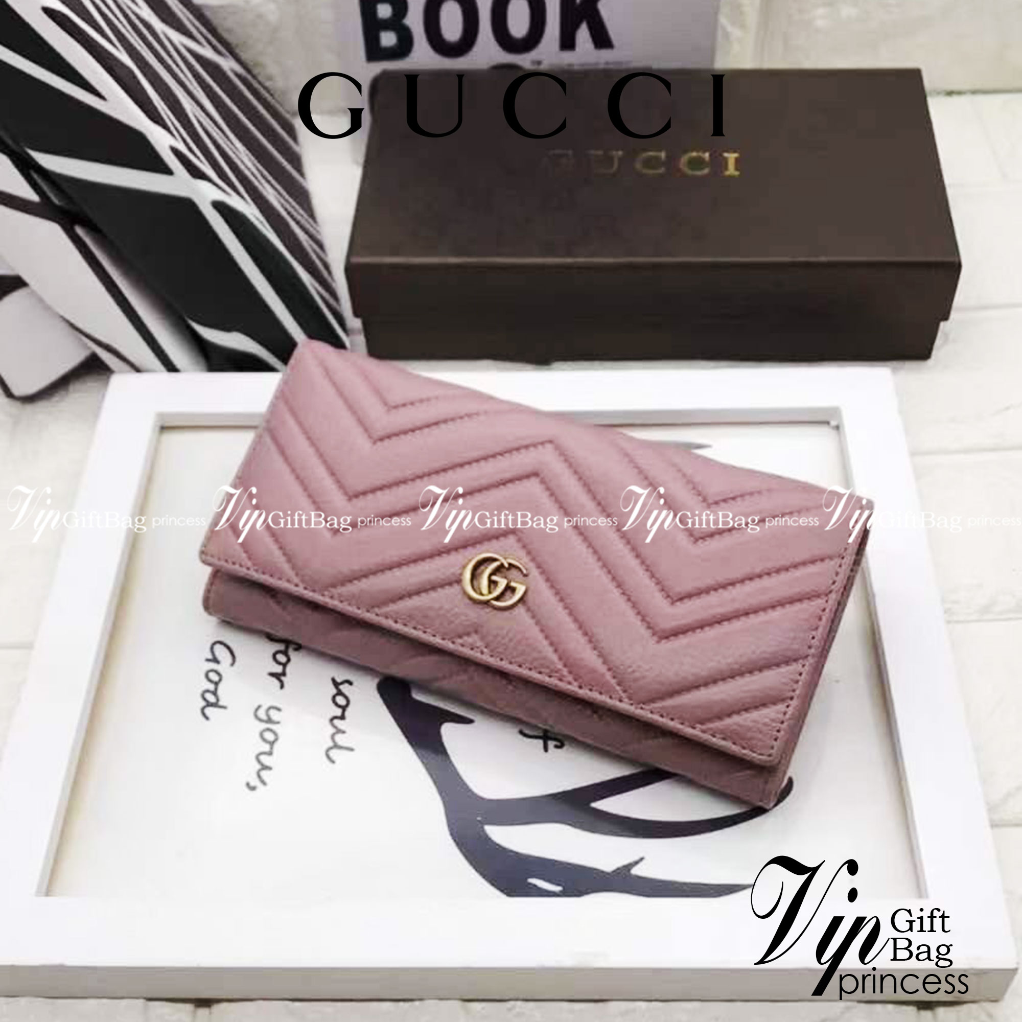 GUCCI LONG WALLET / GUCCI WALLET กระเป๋าสตางค์ใบยาว งานหนังแท้ ผสมผสานความสง่างามและคลาสสิกที่เข้ากับยุคสมัย ด้านหน้าโดดเด่นด้วยซิกเนเจอร์แบรนด์ เป็นอีกหนึ่งรุ่นที่ดาราเชเลปใช้กันเยอะมาก พร้อมส่งที่ไทย ภาพสินค้าถ่ายจากงานขายจริง ใช้งานต่างประเทศได้ค่ะ