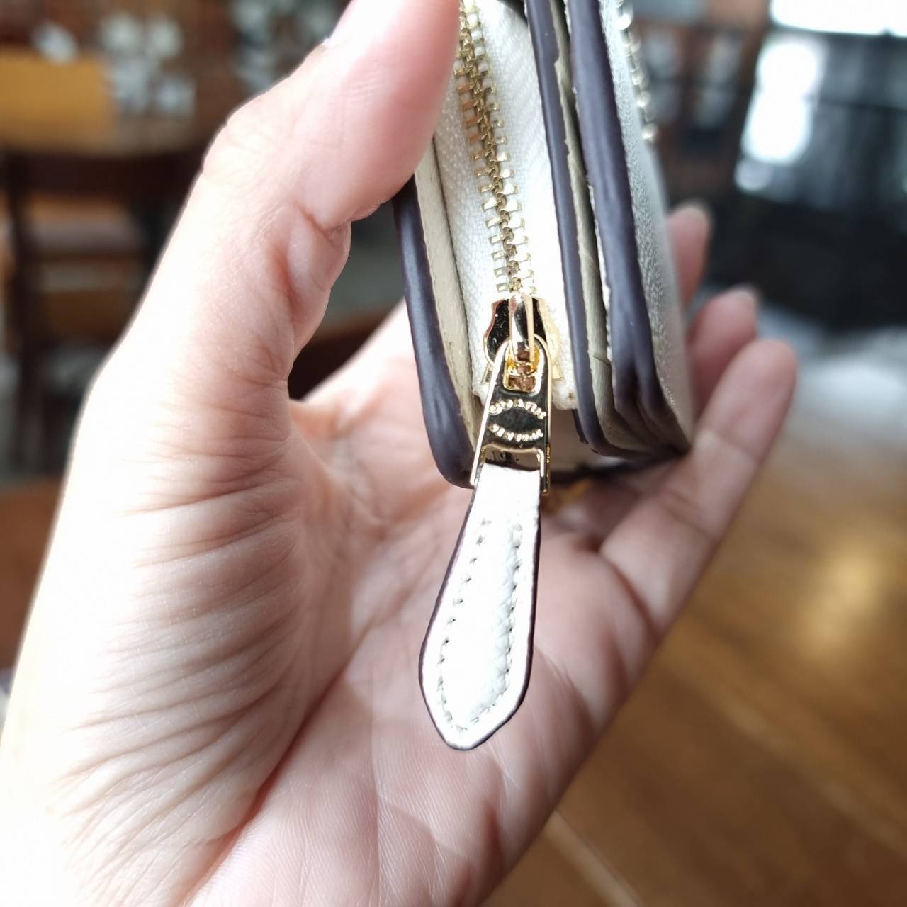 ของแท้ 💯% COACH F11484 MEDIUM CORNER ZIP WALLET มาแล้วจ้า!! รุ่นที่สาวๆตามหา 💃 กระเป๋าสตางค์ใบกลาง สีคลาสสิค เรียบแต่แฝงความหรู ด้วยวัสดุหนัง crossgrain ที่ดูแลรักษาง่าย