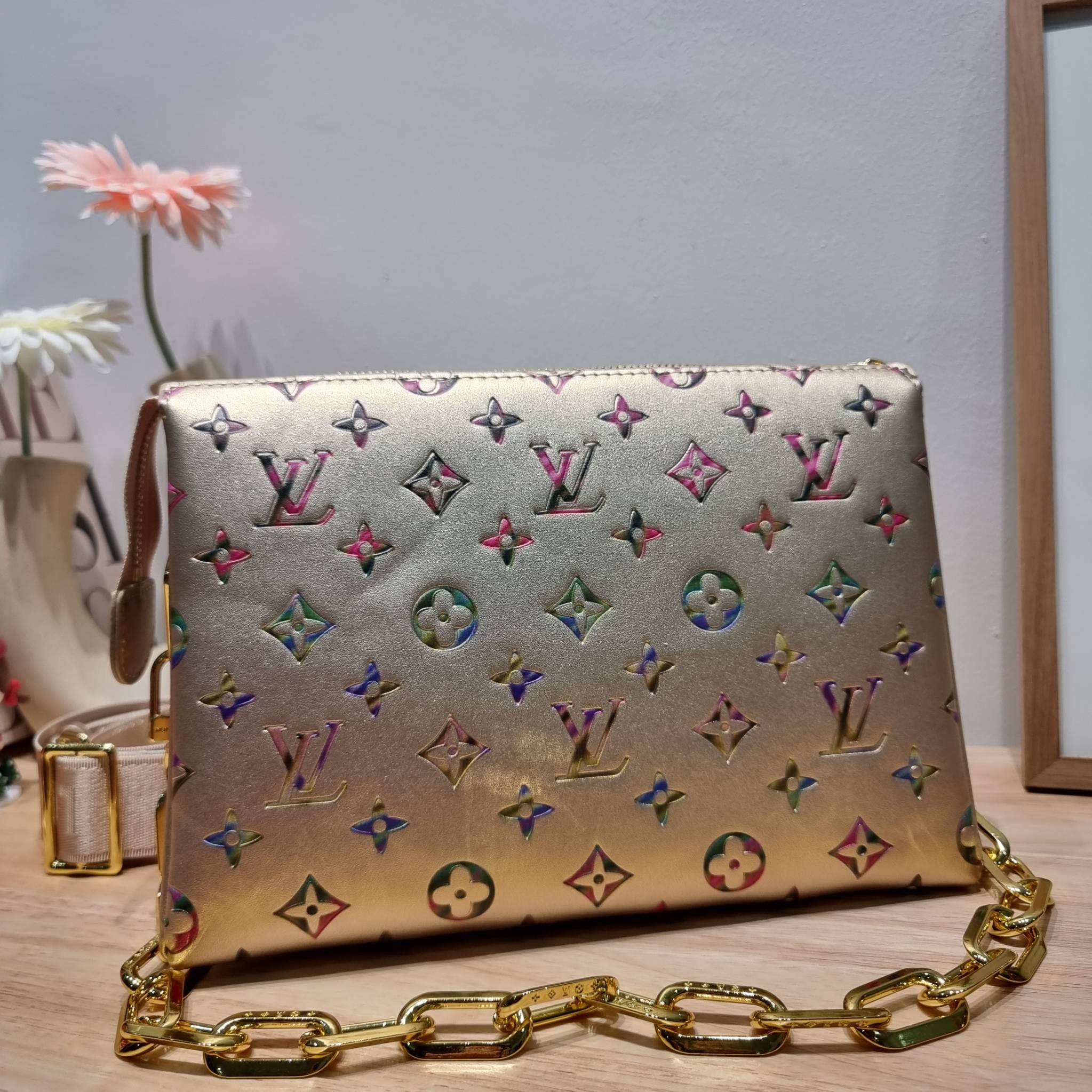 LV Coussin Bag / LV HANDLE POUCH MONOGRAM LIMITED EDITION กระเป๋าสะพายกึ่งคลัชท์ สุดล้ำ ดีไซน์ใหม่ สีลิมิเต็ดมาแรงมาก ด้วยความสวยปังตั้งแต่แรกเห็น วัสดุหนังแกะปั๊มลายสวย มาพร้อมสาย 2 เส้น เชิดๆสับๆ
