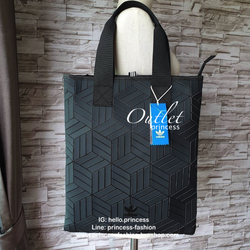 Adidas Original Shopper 3D Tote Bag Trefoil Handbag . Classic Sports กระเป๋าถือหรือสะพาย ลาย graphic ทรง sport วัสดุ polyurethaneเนื้อ matte หนังนิ่ม น้ำหนักเบา เปิดปิดด้วยซิป ภายในกว้างโล่ง ใส่ A4, iPad และของใช้ได้เยอะ Unisex ใช้ได้ทั้ง ช ญ ค่ะ