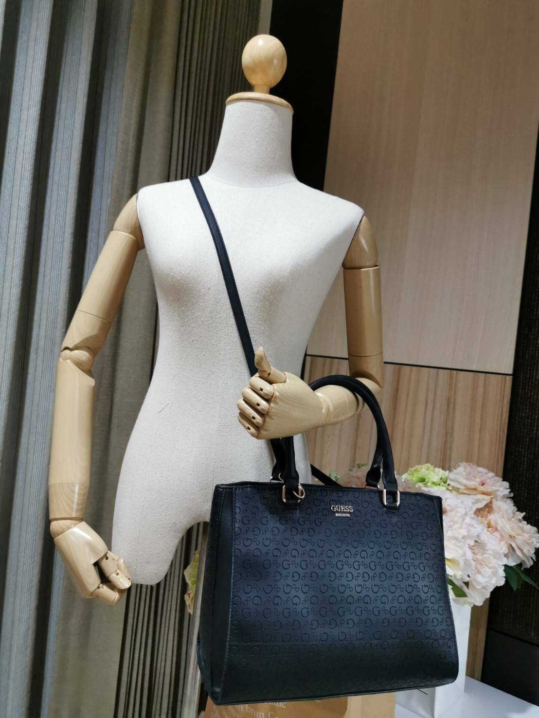 GUESS SINGNATURE SHOPPER BAG กระเป๋าถือหรือสะพายรุ่นล่าสุดจาก GUESS FACTORY หนังสวยอยู่ทรงปั้มลาย Singnature Brand รอบใบ ด้านหน้าประดับโลโก้แบรนด์ หูหิ้วเเข็งเเรงพับลงได้ เปิดปิดด้วยซิปสะดวกใช้ ขนาดกำลังดี ภายในมีช่องซิปและช่องใส่ของ กว้างและจุ น้ำหนักเบา