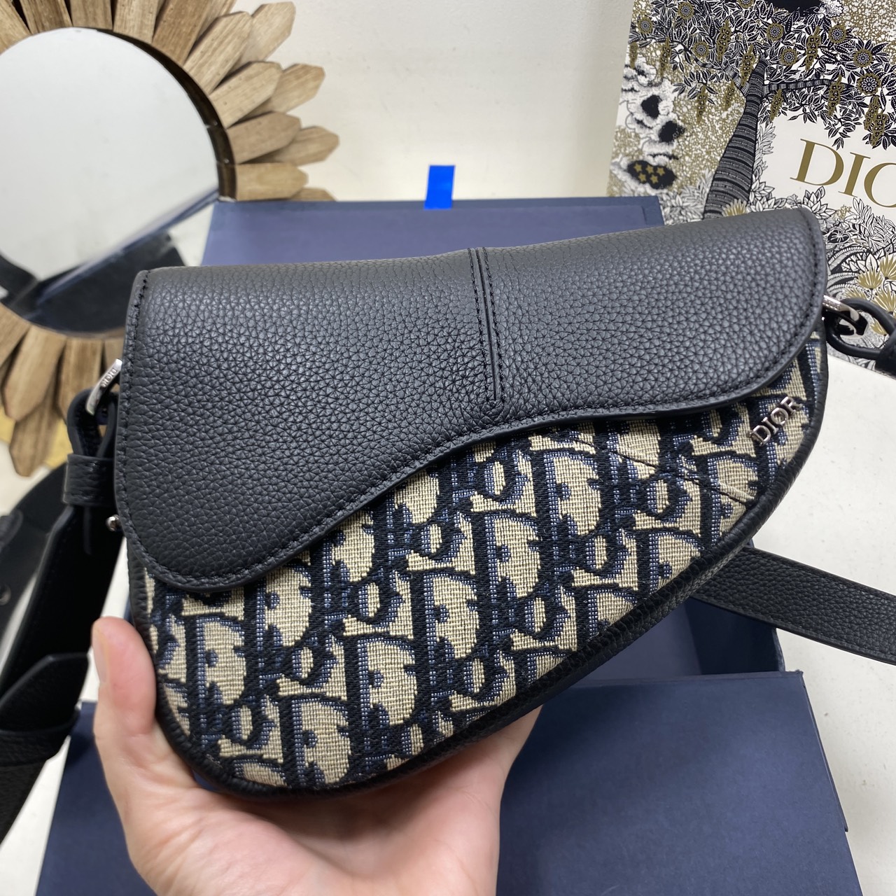 ORI หนังแท้ | DIOR Mini Saddle Bag กระเป๋าสะพาย คาดอก ผ้าแจ็กการ์ดลาย Oblique สีเบจและสีดำ นำเสนอมุมมองใหม่ให้กับดีไซน์ไอคอนิกด้วยรูปทรงที่ทันสมัย