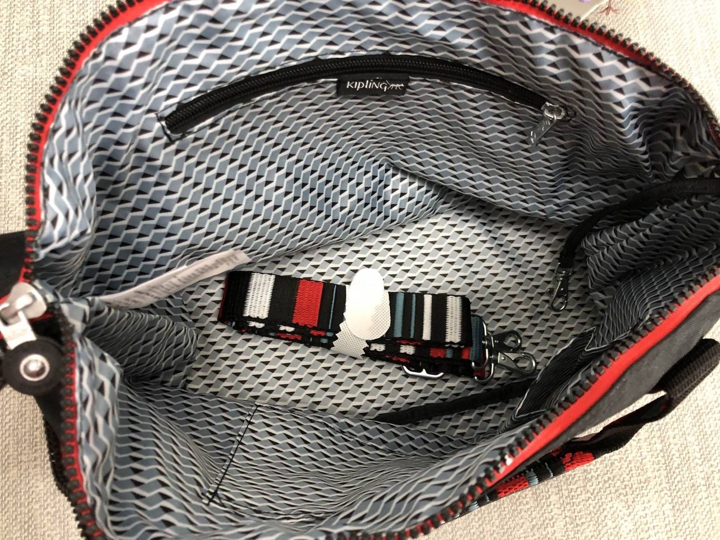 Kipling Handbag | k13848// (OEM. Factory HK.) กระเป๋าถือ สะพายข้าง คล้องไหล่ วัสดุ nylon ด้านหน้ามี 1 ช่องซิป, 1 ช่องโล่ง ใส่มือถือหรือ ของจุกจิกได้ค่ะ ปรับได้ 2 ทรง ด้านข้างขยายออกได้ ช่องซิปหลักด้านในโล่ง จุได้เยอะ น้ำหนักเบา ทำความ สะอาดง่าย มีช่องซิปแ