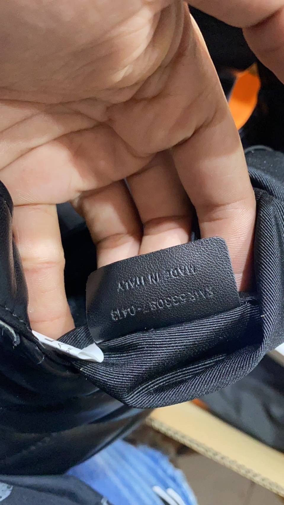 YSL le 57 hobo bag in quilted lambskin / YSL puffer handbag กระเป๋าถือหรือสะพายไหล่รุ่นใหม่ วัสดุหนังสัมผัสนิ่มมืออย่างดี ดีไซน์เรียบหรู ภายในโล่งกว้าง สามารถจุของสำคัญได้อย่างครบถ้วน ใบจริงหรูหรา ดูแพง มีไว้ติดบ้านสักใบ ยังไงก็คุ้มค่าจ้า