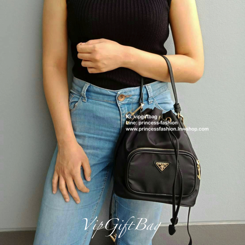 งานมินิน่ารัก🌸🌼 เข้าแล้วคะ งานพรีเมี่ยมกิ้ฟ จากเคาเตอร์ต่างประเทศคะ มาฝาก จากแบรนด์ PRADA #premiumgift ค่า เป็นกระเป๋าผ้า nylon silk #ไซส์มินิ เนื้อหนาซับในอย่างดี จุดเด่นคือ กระเป๋าสามารถ ปรับ ได้ 2 ทรงคือ ผูกเชือกกระเป๋า หรือ ดึงเชือกปรั