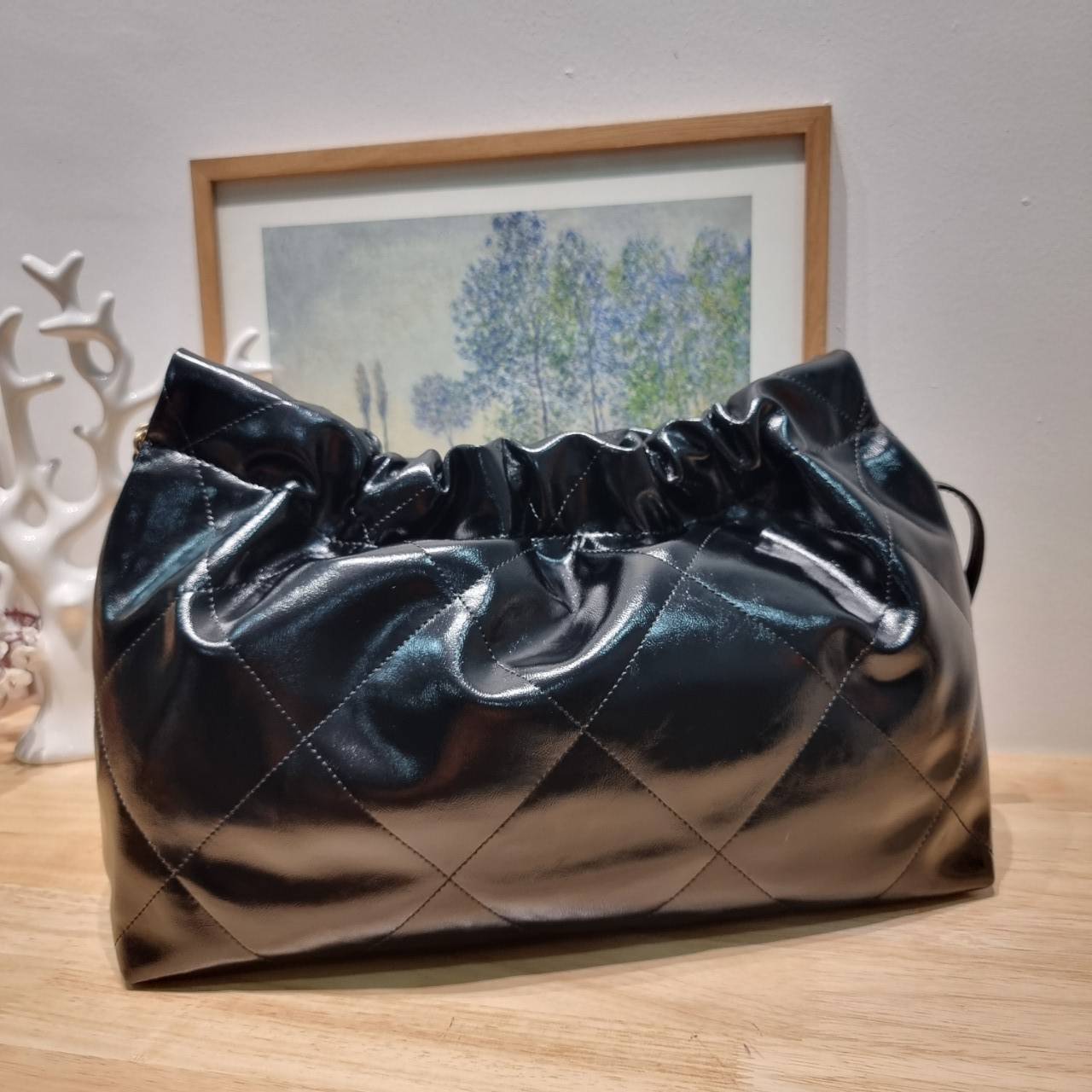 Chanel 22 horizontal bag แรงเกินต้านที่สุดกับไอเท็มนี้ ที่สาวๆหรือใครๆก็ต้องมี มาในไซส์ใหญ่ รูปทรงใช้ง่ายขึ้น แต่ยังจุได้หนักๆเหมือนเดิม ดูหรูหรา เกินเรื่องที่สุด