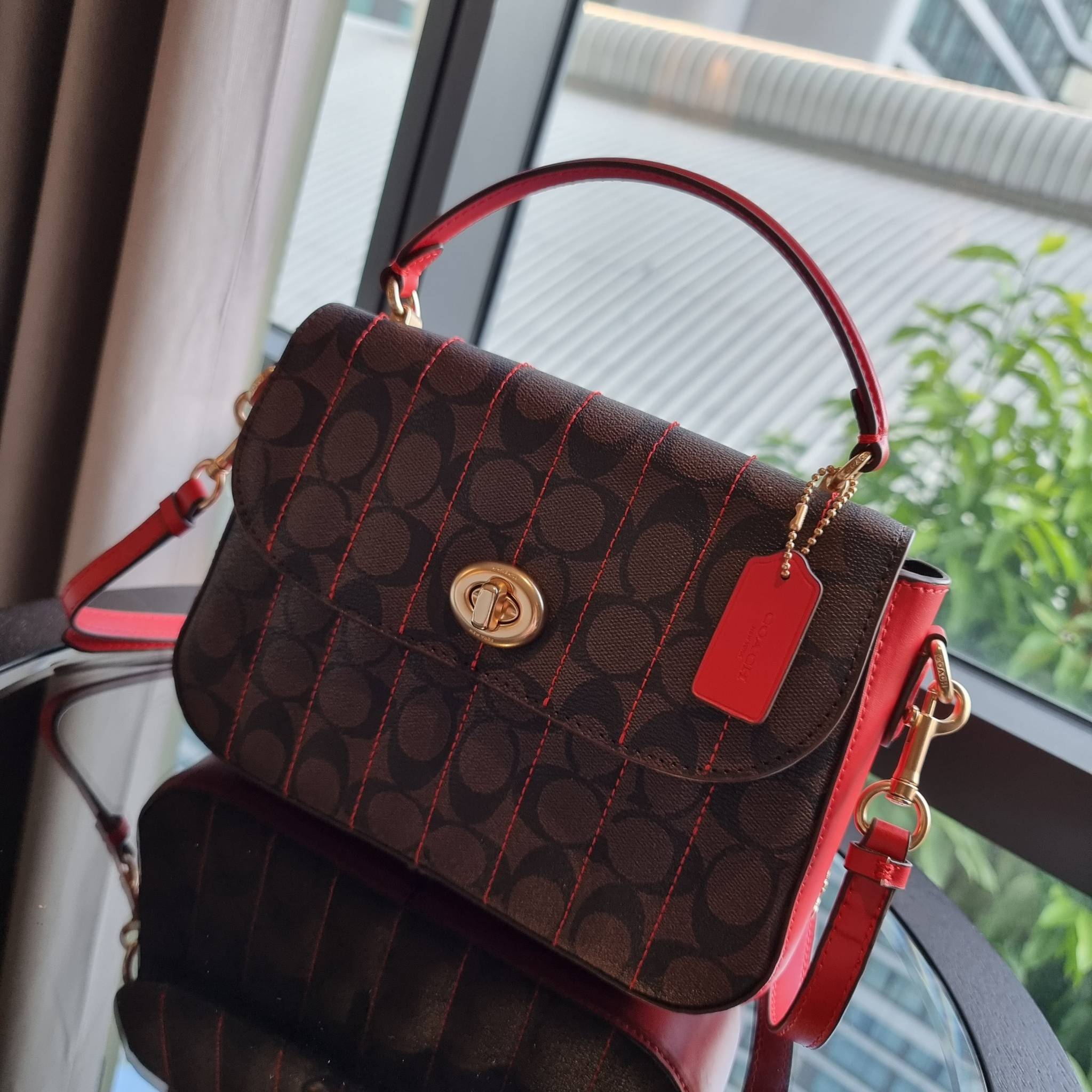 OUTLET 】COACH C5645 MARLIE TOP HANDLE SATCHEL IN SIGNATURE CANVAS WITH QUILTING ดีไซน์ใหม่ กระเป๋าถือ/สะพายข้าง ออกแบบมาไม่เหมือนใคร โดดเด่นด้วยการเย็บบุหนัง โชว์ดีเทลลายเส้น ตกแต่งโลโก้ด้านข้างอะไหล่ทอง วัสดุหนังแคนวาสสลับหนังแท้ เปิด-ปิดด้วยตัวล็อคแน่นห