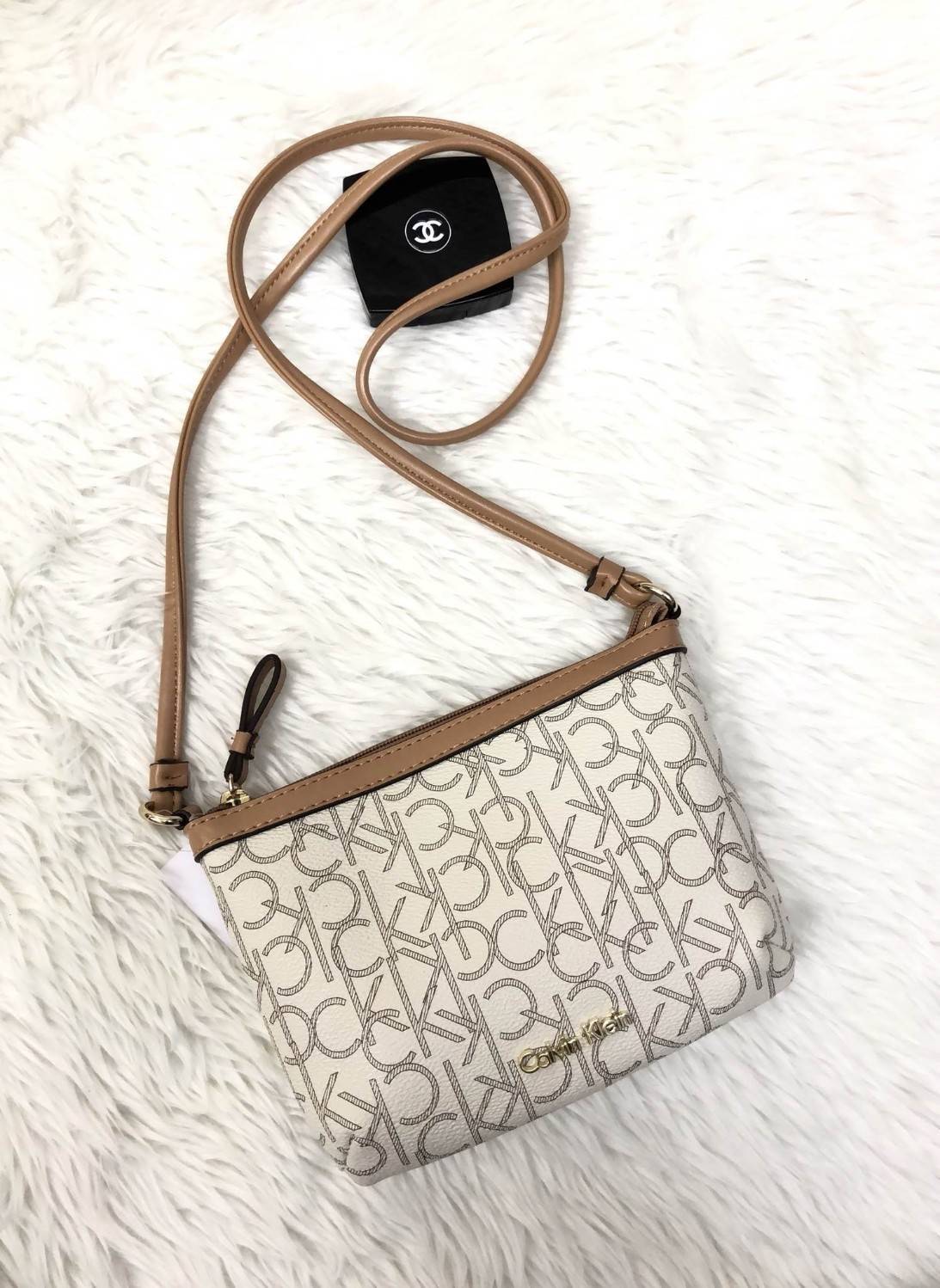 CALVIN KIEIN MINI CROSSBODY BAG สินค้าเข้าใหม่น่าใช้ค่ะ กระเป๋าสะพาย วัสดุหนังลายแบรนด์ทั้งใบ ด้านหน้าติดโลโก้แบรนด์อะไหล่ทอง เปิดปิดกระเป๋าแบบซิป ภายในโล่ง ใส่ของจุ สามารถใส่ธนบัตร สมุดแบงค์ มือถือรุ่นต่างๆ เครื่องสำอางค์ กระเป๋าสตางค์ใบสั้น บอกเลยจุค่ะ 