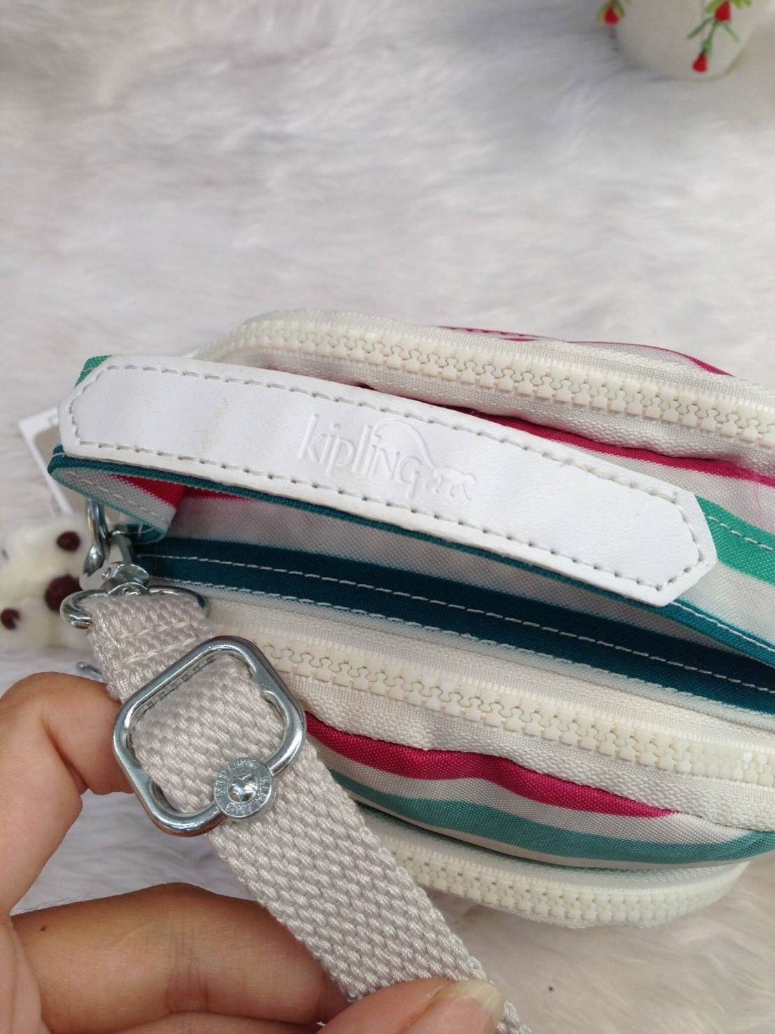 Kipling Mini Shoulder Bag K13869 Outlet Hongkong กระเป๋าสะพายไหล่ใบเล็กน่ารัก วัสดุผ้าไนล่อนกันน้ำอย่างดีตามแบบฉบับแบรนด์ แบ่งเป็นช่องซิป 3 ช่อง มีหูจับ ด้านในบุผ้าแบรนด์ มาพร้อมพวงกุญแจน้องลิง ใบนี้จุของได้เยอะน้ำหนักเบาค่ะ เหมาะมากกับการสะพายไปเที่ยวชิว