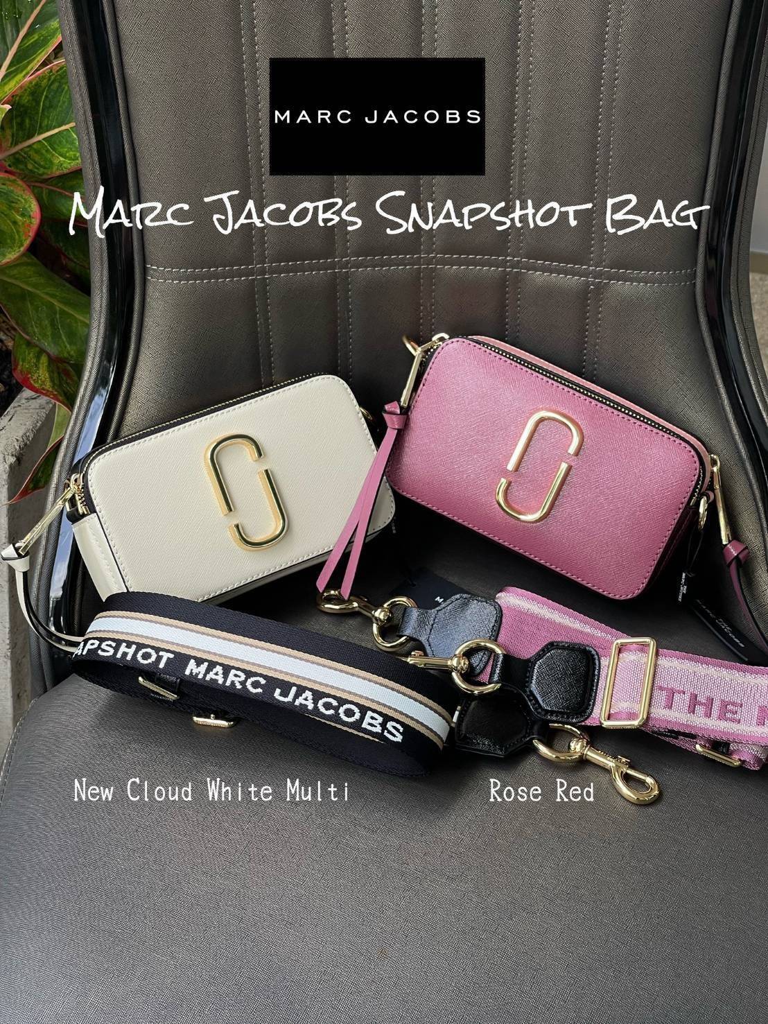 Marc Jacobs Snapshot Bag กระเป๋าแบรนด์ดังจากสัญชาติอเมริกัน นับได้ว่ารุ่นนี้เป็นรุ่นทรงฮิตเลยทีเดียว โดยด้านหน้ากระเป๋าจะเป็นโลโก้แบบโลหะที่เป็นสัญลักษณ์ของแบรนด์นี้ มาพร้อมสายสะพายที่จะสะพายยังไงก็ดูโดดเด่น เพราะขนาดใหญ่ที่สกรีนตัวอักษรโลโก้ ในรูปแบบต่าง