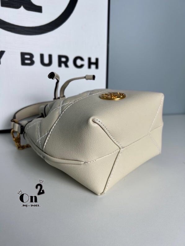 TORY BURCH WILLA MINI BUCKET BAG สุดปัง กระเป๋าสะพายทรงบัคเก็ต สวยผู้ดี โดดเด่นด้วยโลโก้สีทองดูหรู อัพลุคผู้ดี๊ผู้ดี วัสดุหนังแท้ ดีไซน์บุนวม เส้นคมดีเทลหรู เปิด-ปิดหนังรูดปากกระเป๋า มีหูหิ้วในตัว คล้องแขนเก๋ๆ ภายในเป็นช่องโล่ง มีช่องย่อย ใส่ของสำคัญจุกจิ