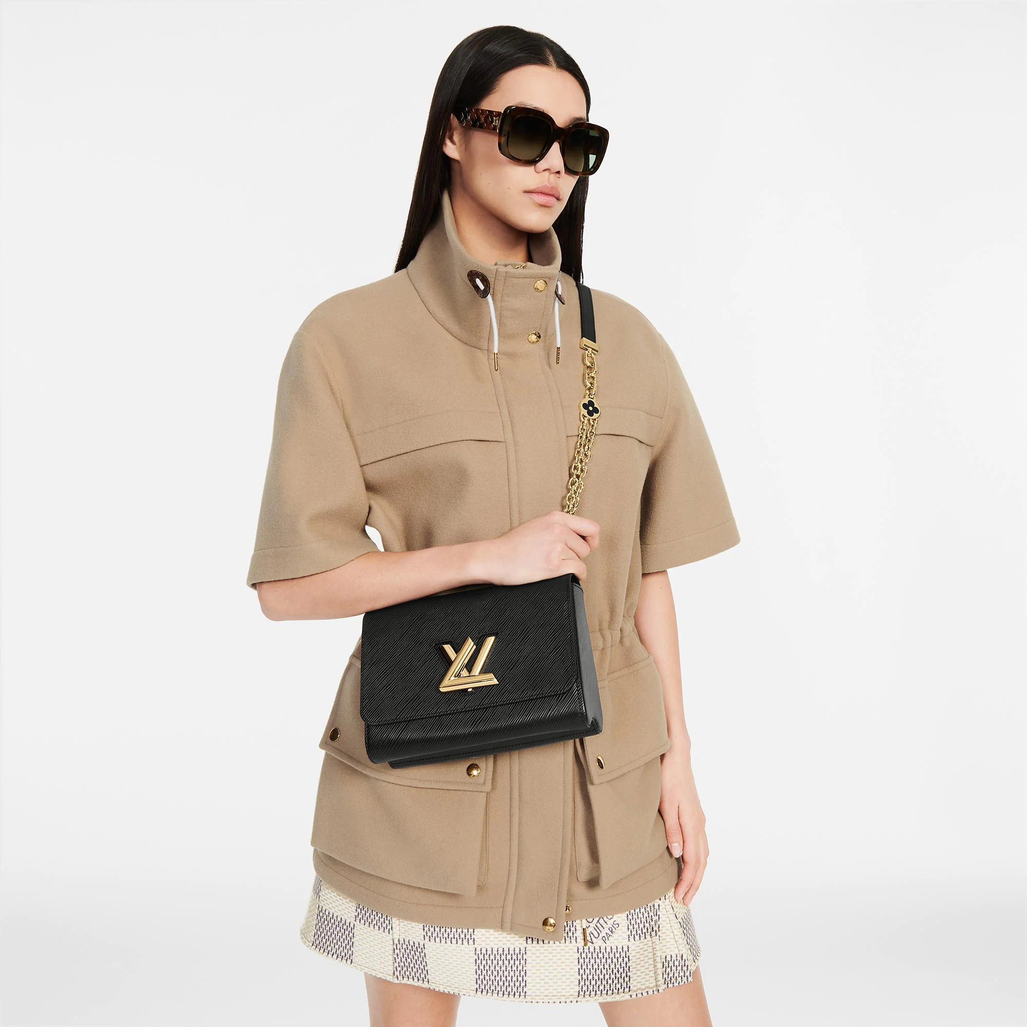 LOUIS VUITTON Twist Shoulder Bag MM / LV Twist MM ที่สุดของความสวยคลาสสิคย้อนยุค กระเป๋าสะพายที่มีลูกเล่น เพิ่มดีเทลให้น่าใช้งาน ด้วยสายสะพายแบบสปอร์ต ที่ปรับเปลี่ยนใช้ได้หลากหลาย วัสดุหนัง epi สวยคม ทนทาน ลวดลายเส้นไม้ แบบไม่มีใครซ้ำ เลิศๆไปอีกกับโลโก้สี