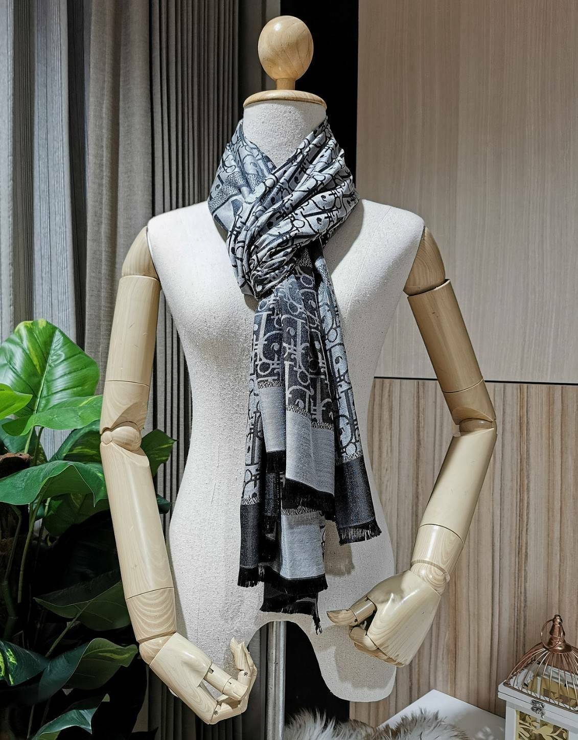 มาตามคำเรียกร้อง! พร้อมส่ง! CHRISTIAN DIOR LOGO MONOGRAM PRINTED SILK SCARF (LARGE) ผ้าพันคอผ้าคลุมไหล่ผืนใหญ่ลายโลโก้โมโนแกรมสวยหรูสุดคลาสสิค วัสดุผ้าไหมอย่างดี เนื้อนิ่ม ทิ้งตัว มีน้ำหนัก เนื้อผ้าดีมากๆๆค่ะไม่หนาจนเกินไปทำให้สามารถใช้ได้ในทุกสภาพอากาศ จ