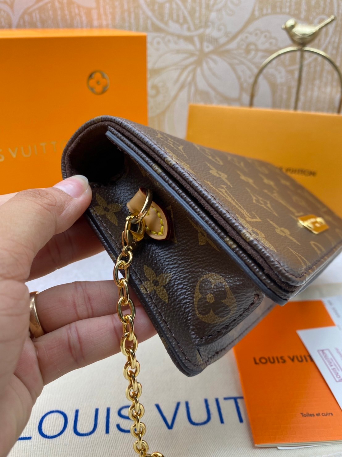 LV Wallet On Chain Lily Monogram Canvas / LV BAG พร้อมส่ง กระเป๋าสะพายทรงพอช คลาสสิค ดีไซน์เรียบหรู งานสวยเป๊ะ **สินค้าเกรดออริจินอล 1:1 สลับแท้
