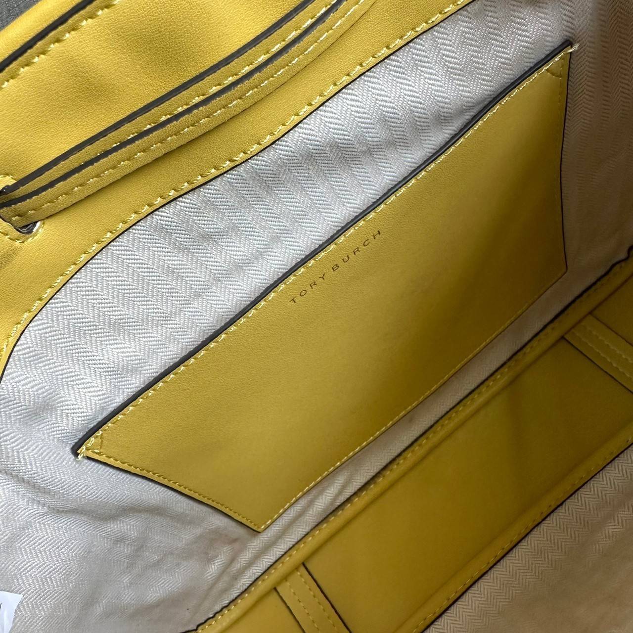 TORY BURCH T Monogram Straw Bell Bag กระเป๋าสะพายข้างรุ่นคลาสสิกที่ได้แรงบันดาลใจจากการควิลท์แบบดั้งเดิมของเพนซิลเวเนีย คอลเลกชันบ่งบอกถึงความมีสไตล์เหนือกาลเวลา รูปทรงเรียวโดดเด่น ปักทอลายแบรนด์อย่างสวยงาม เปิด ปิดด้วยเชือกรูด ด้านในช่องโล่งกว้าง ซับในผ้