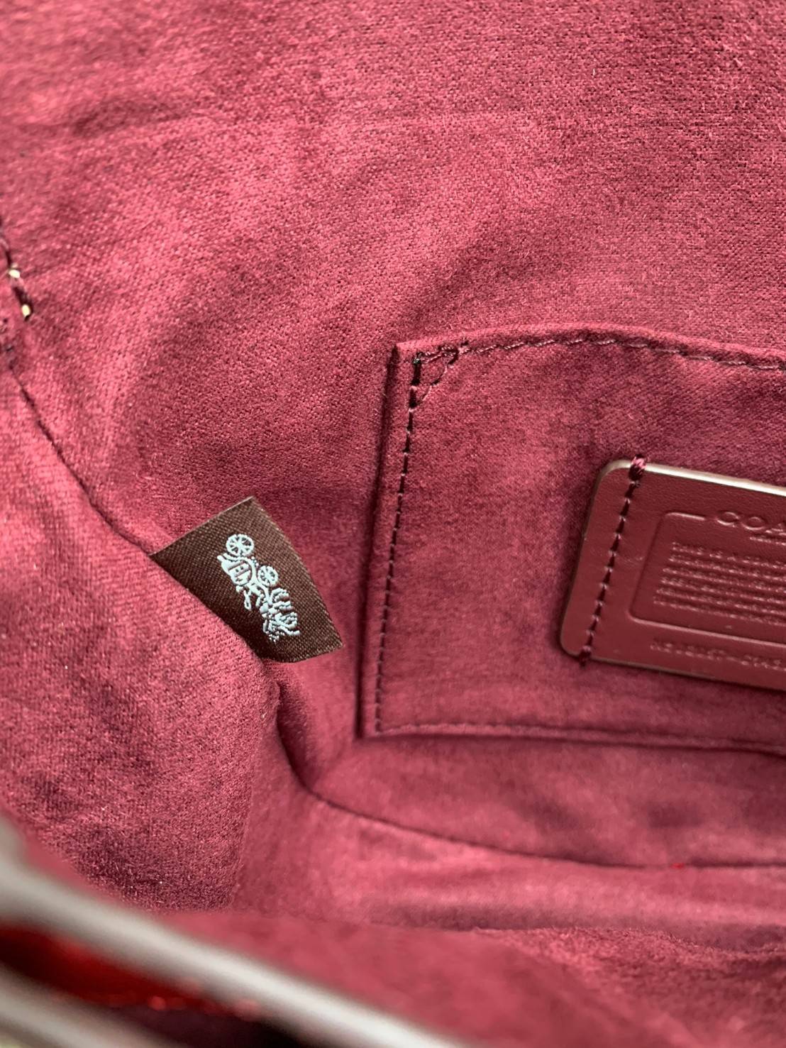 พร้อมส่งที่ไทยครบทั้ง6สีค่ะ 😘 Coach Ellen Crossbody In Signature ((C1432)) กระเป๋าทรงฮาฟมูนรูปทรงคลาสสิก ออกแบบให้มีลักษณะโค้งมน ไม่ดูเป็นทรงแข็งจนเกินไป ดีไซน์และสีของกระเป๋ายังเรียบง่าย เข้าได้กับทุกชุด สะพายครอสบอดี้ร์//สะพายข้าง หรือถือแบบคลัท