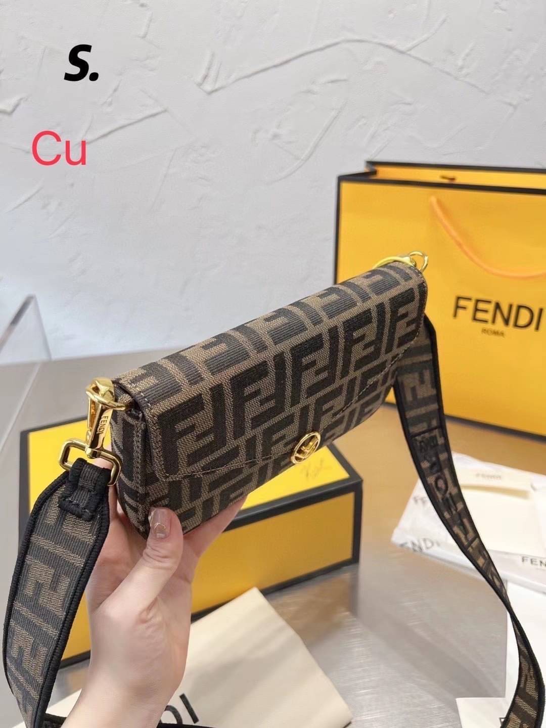 Fendi Wallet With Pouches / Fendi Mini Bag / Fendi multi pochette felicie shoulder bag กระเป๋าสะพายไซส์มินิ แคนวาสโมโนแกรม สุดคุ้ม 3 ชิ้น ในเซท ใช้งานง่ายเป็นระเบียบแบ่งสัดส่วนชัดเจน ใบเล็กกะทัดรัด แต่ใช้งานคุ้มมากๆ มาพร้อมสายสะพายดีไซส์สปอร์ตถอดได้ อะไหล