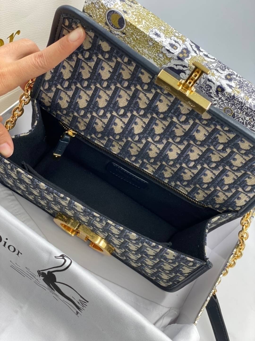 หนังแท้ CHRISTIAN DIOR 30 MONTAIGNE BAG Oblique Jacquard เอกลักษณ์ของความหรู น้ำหนักเบา ไอเท็มหายาก!! Best seller!! ยกให้น้องเลย!! ดีไซน์เรียบหรูในความเป็นเอกลักษณ์ ใช้งานง่าย สะดวก ได้ทุกโอกาส แนะนำเป็น everyday bag ติดตัวไว้เลยจ้าสาวๆ พร้อมส่งที่ไทย ภาพ