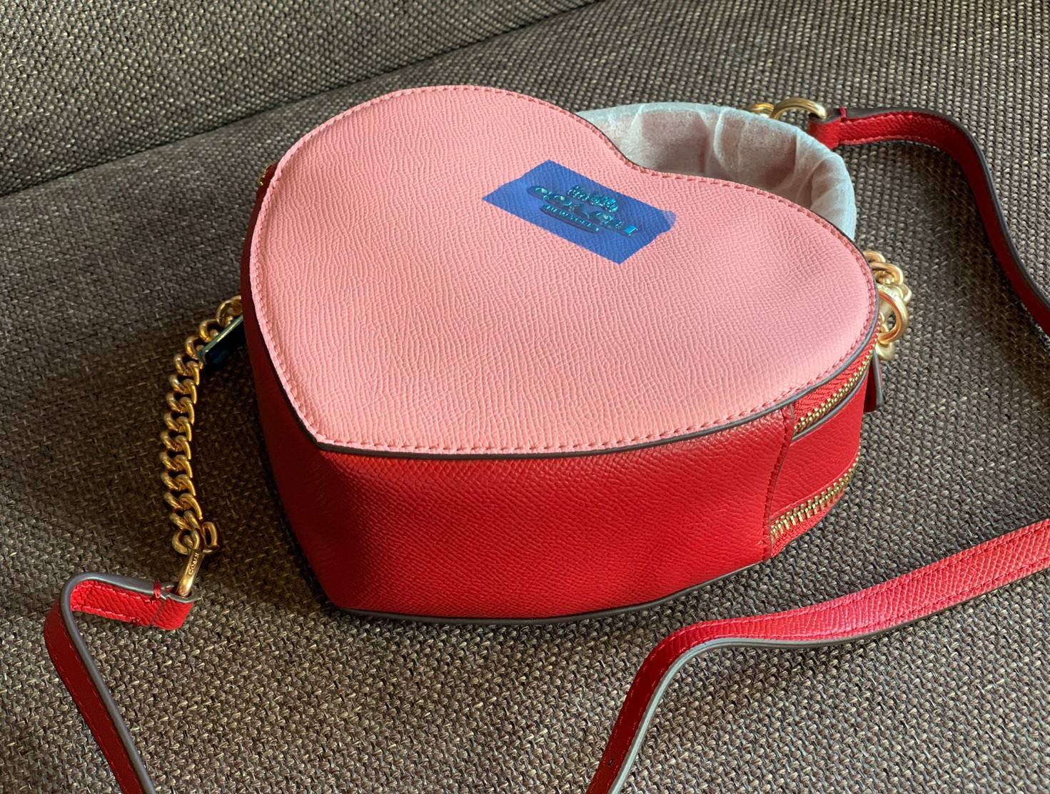 COACH HEART CROSSBODY BAG ((C5118//C5119)) 💥Limited edition หลงรักแน่นอน💋 พร้อมส่งที่ไทยก่อนใครวันนี้! ✔️กระเป๋ารูปหัวใจน่ารักมากๆค่ะ หนังแท้อย่างดีสวยงาม