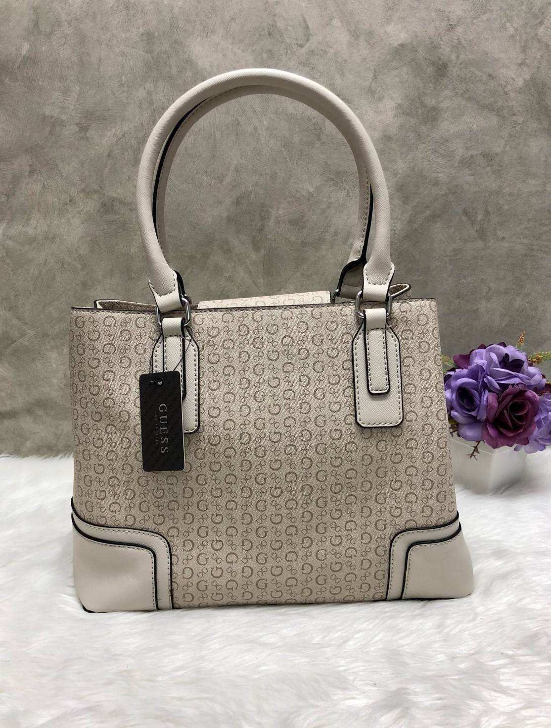 New GUESS FOXWOOD LARGE BAG พร้อมส่ง!!! กระเป๋าถือหรือสะพายแบบคล้องไหล่ได้ วัสดุหนังลายGทั้งใบ ด้านหน้าติดโลโก้แบรนด์หรู เปิดปิดกระเป๋าแบบแบบแม่เหล็ก ด้านในมี3ช่อง มีข่องซิปกลาง ช่องหลักหน้าหลัง ภายในช่องกว้างมากค่ะ ใส่ของจุทีเดียว พร้อมช่องเล็กใส่ของจุกจ