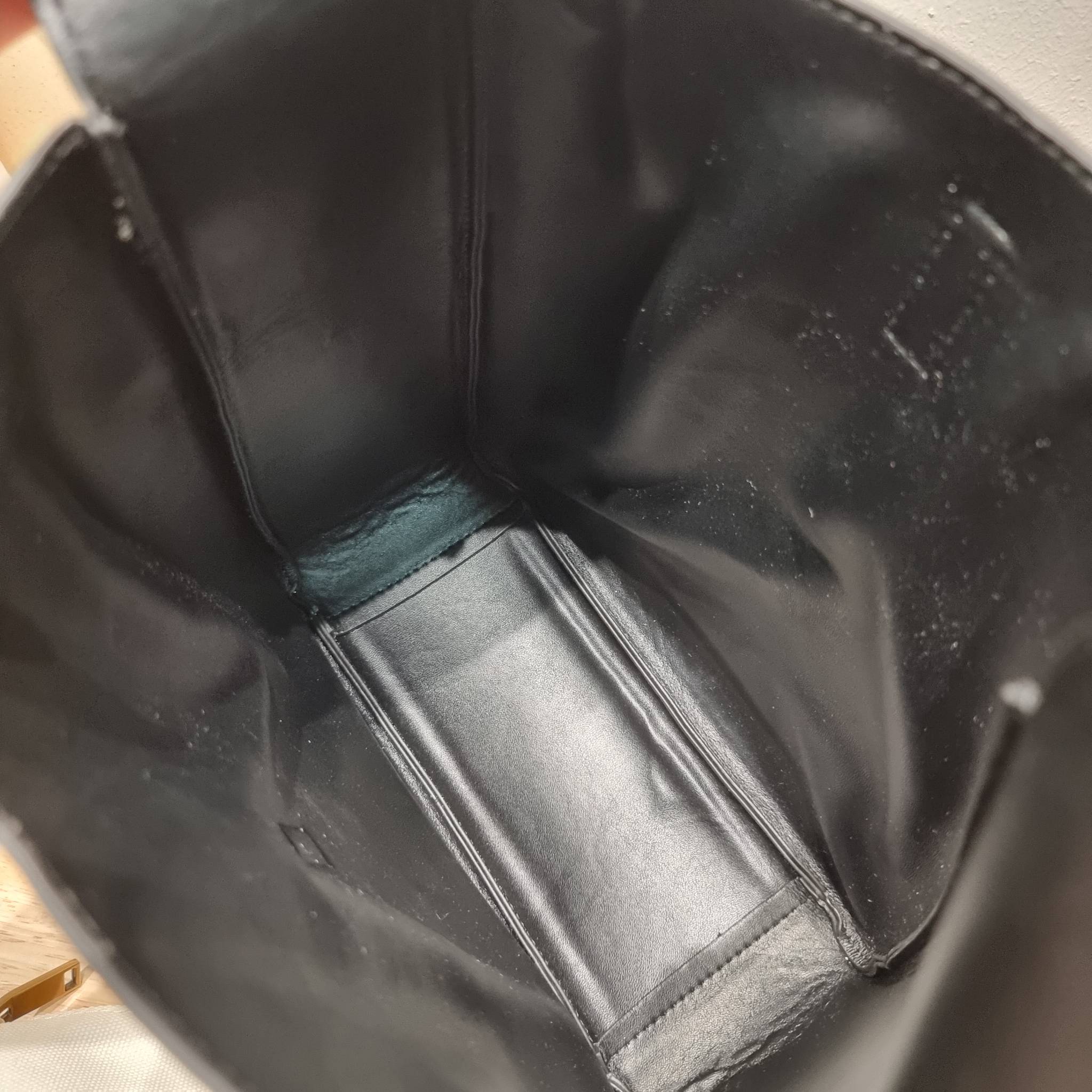 YSL LE 5 À 7 SOFT SMALL IN SMOOTH LEATHER รุ่นยอดฮิต ที่ใครๆก็ต้องมีครอบครอง กับกระเป๋าสะพายทรงโฮโบ ดีไซน์สุดคลาสสิค